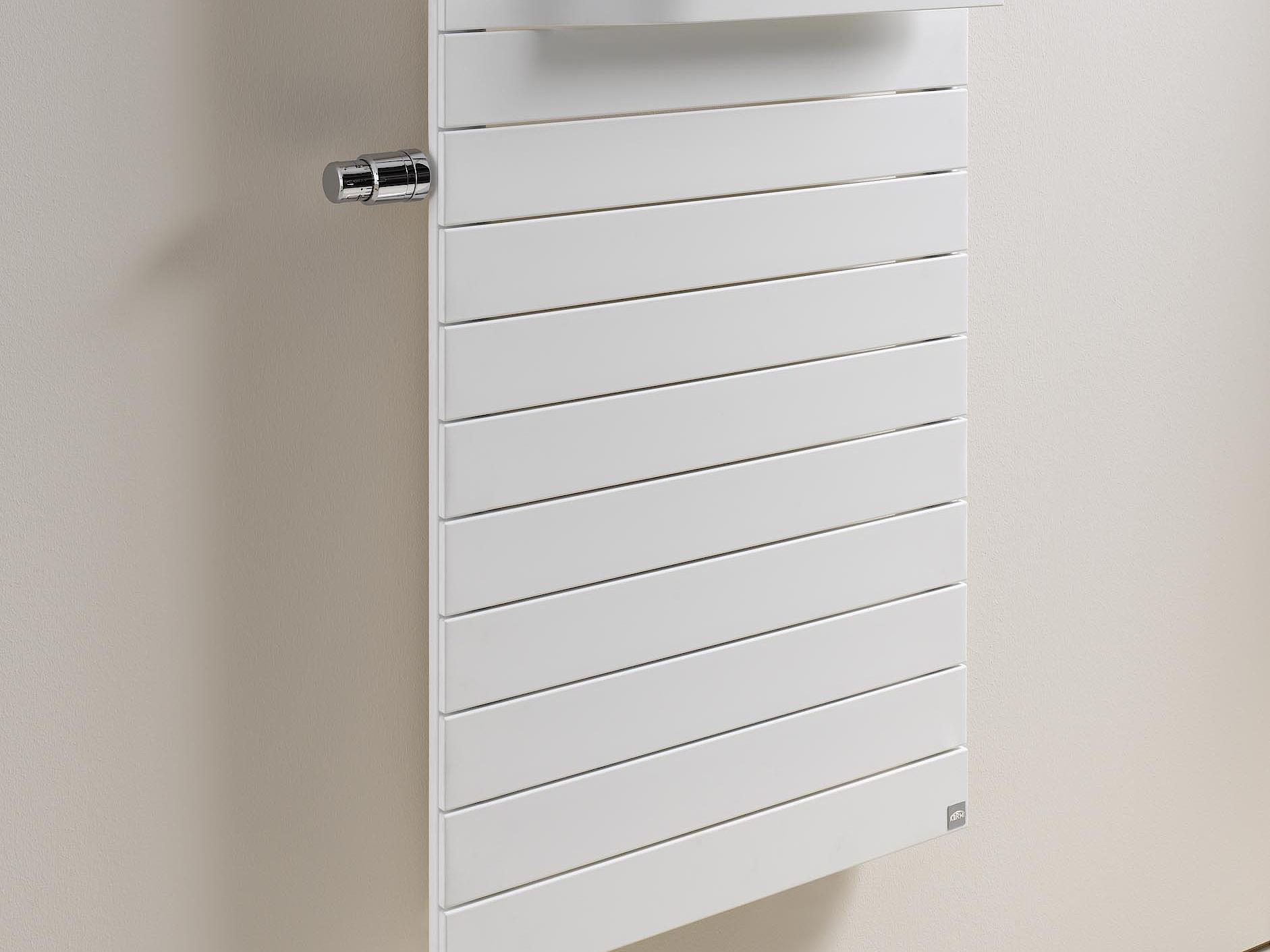 Radiatore da bagno e di design Kermi Tabeo-V con unità termostatica applicata ad un'altezza confortevole per l'utilizzo.