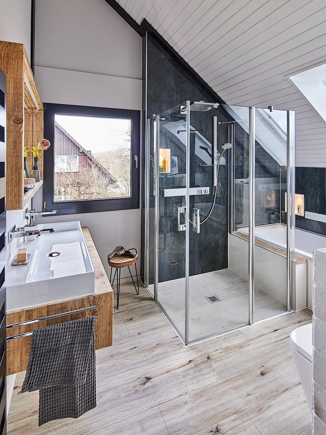 PEGA two-part corner entry (hinged doors with fixed panels) with shortened side panel on bathtub Kermi profile shower enclosure PEGA two-part corner entry (hinged doors with fixed panels) with shortened side wall on bathtub