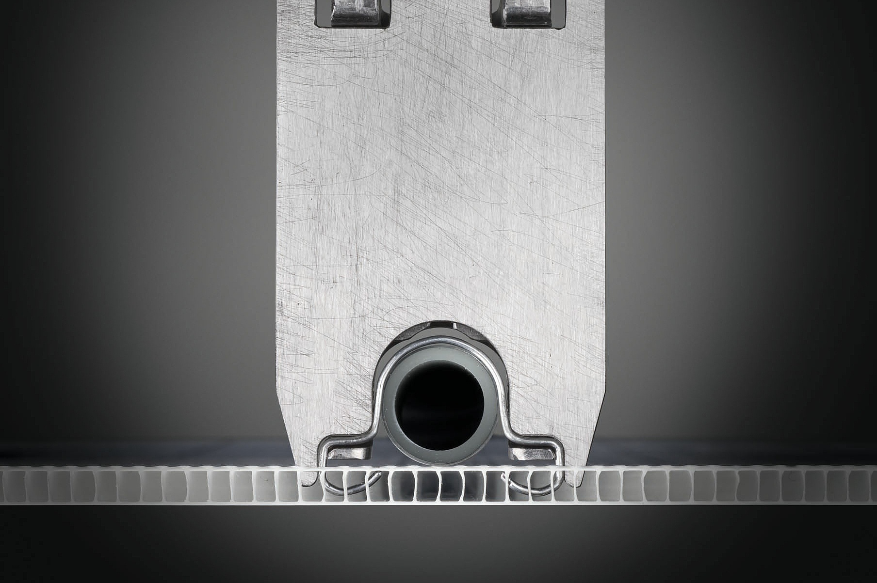 The integrated mechanics ensure that clip forming with the KERMI x-net C16 clip former is always consistent.