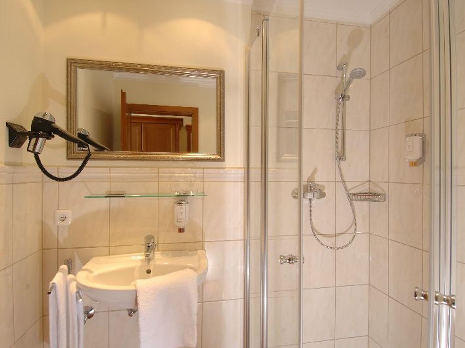 Reference property Hotel Höttl, Deggendorf Kermi shower design reference property Hotel Höttl, Deggendorf