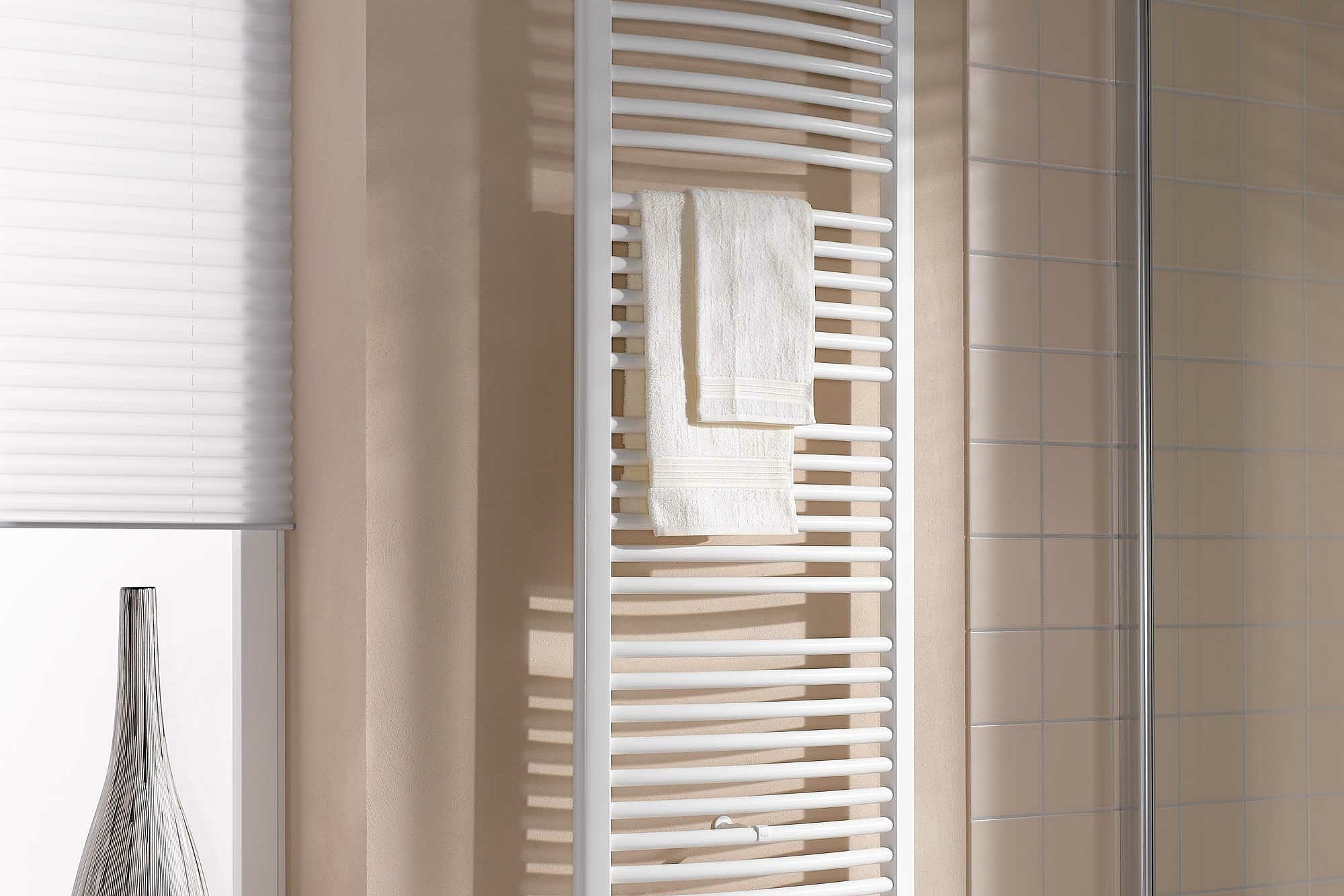 Designové a koupelnové otopné těleso KERMI Basic-50 R – verze Basic-50 s jemným zakřivením.