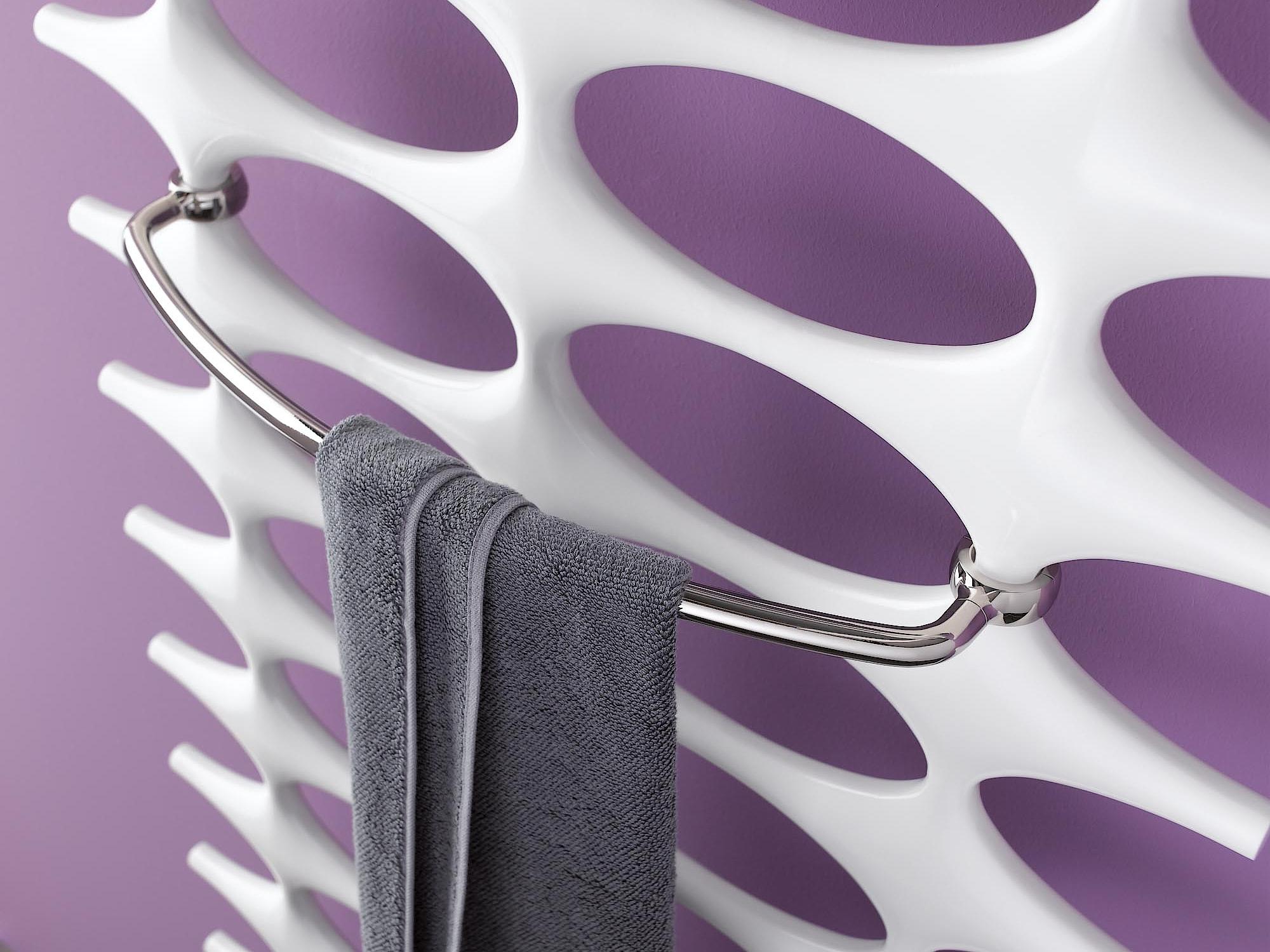 „Kermi Ideos“ išskirtinio dizaino radiatoriai ir rankšluosčių džiovintuvų kabykla rankšluosčiams.