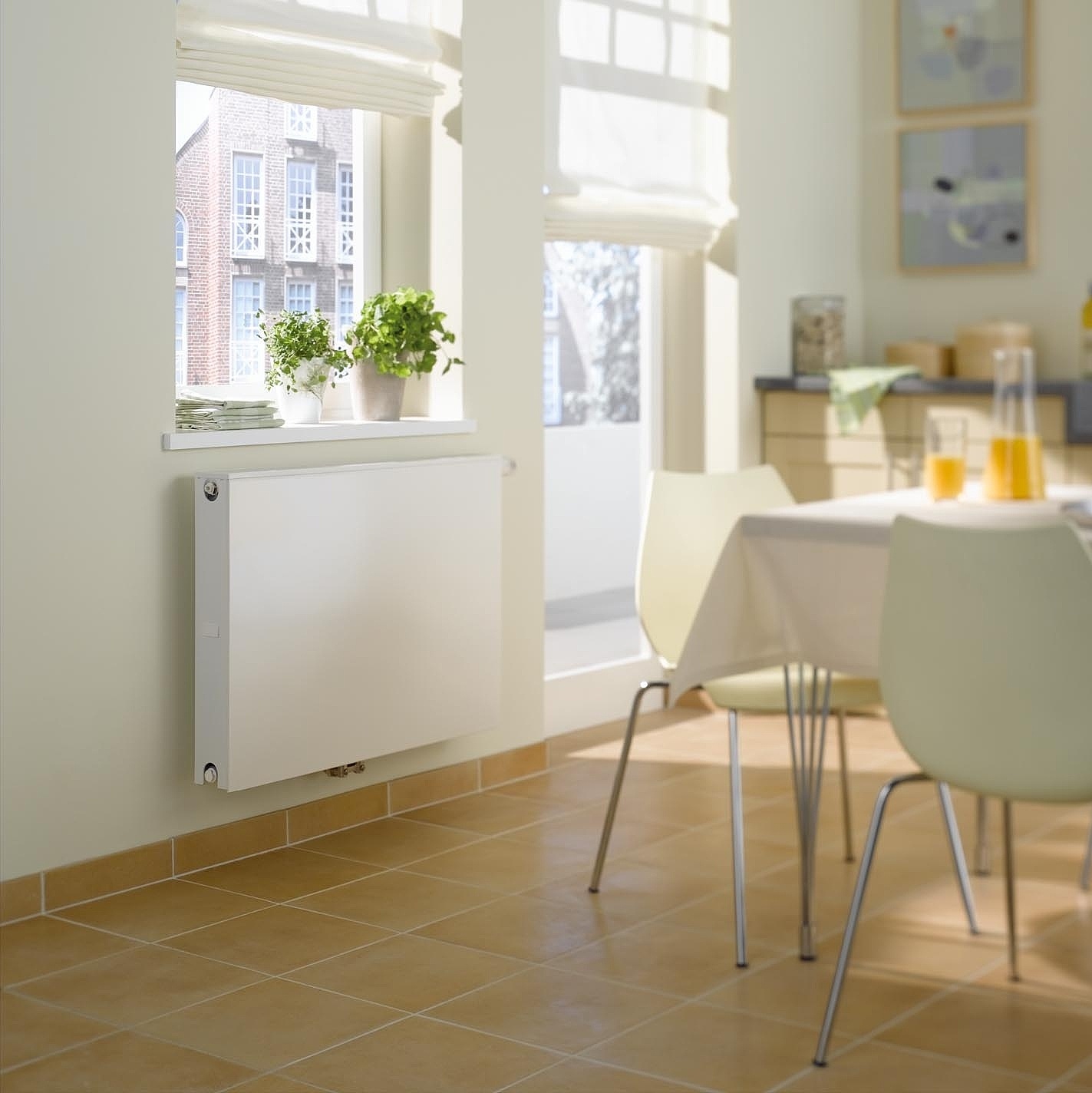 Ventilové otopné těleso KERMI therm-x2 Plan-Vplus flexibilní s lesklým hladkým designem.