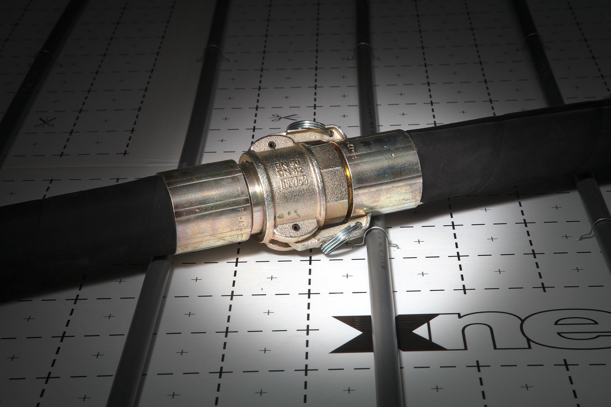 The specially developed KERMI x-net C16 clip fits snugly on the pipe and so there is no vulnerable contact surface.