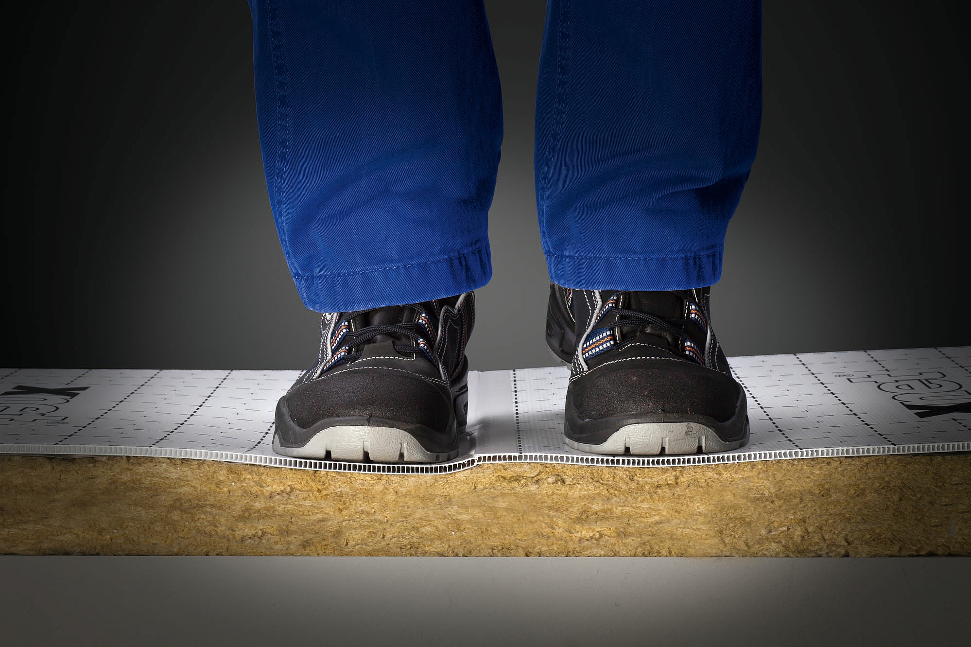 The KERMI x-net C16 clip tape creates a strong and reliably tight connection between the panels.