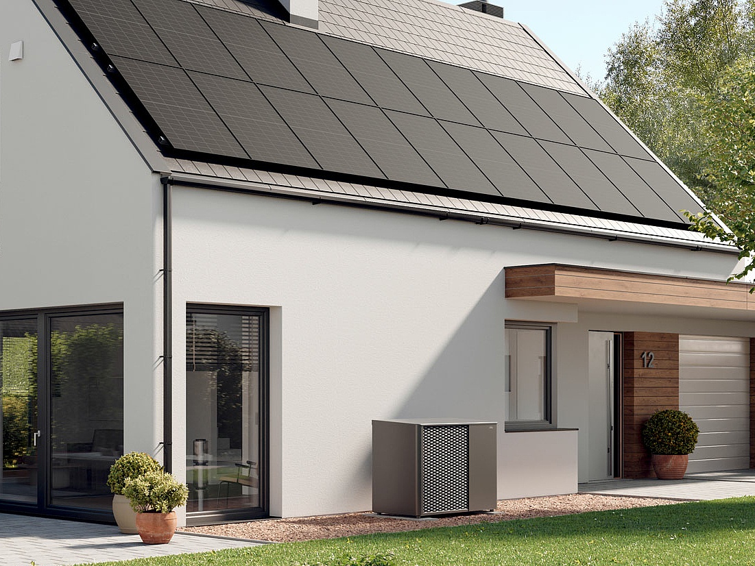 x-change dynamic pro M air/water heat pump environmentally friendly heating: When renovating in conjunction with a solar panel system, replace the oil heating system as a matter of course.