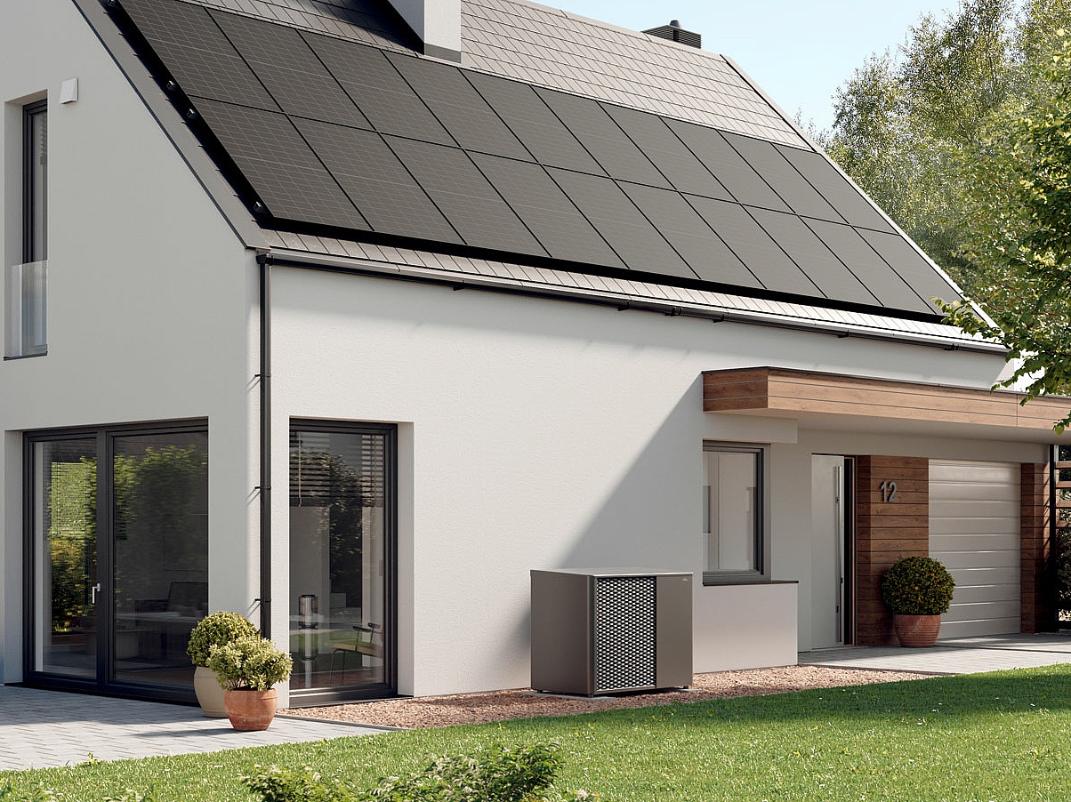 x-change dynamic pro M air/water heat pump environmentally friendly heating: When renovating in conjunction with a solar panel system, replace the oil heating system as a matter of course.