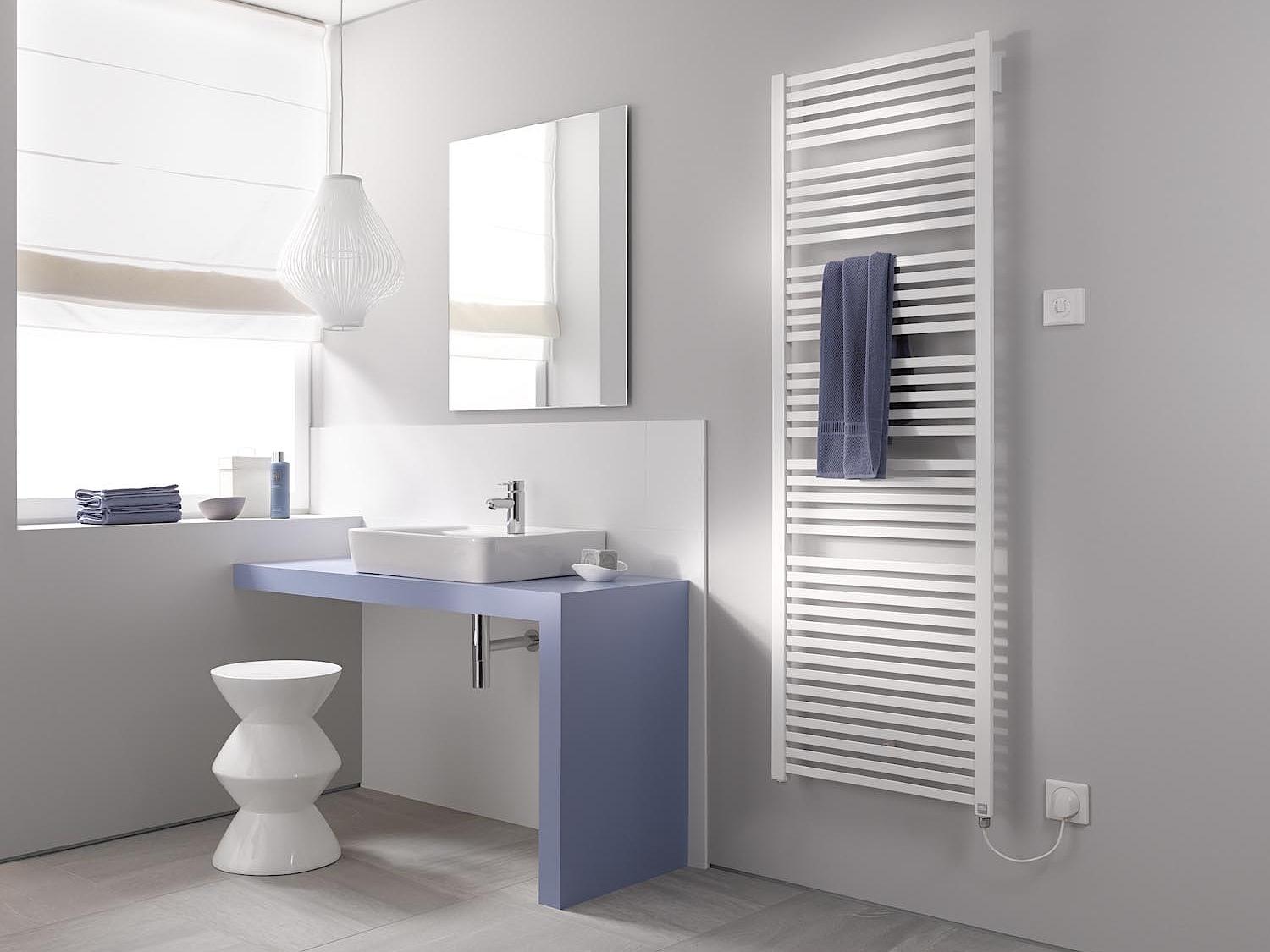 Il radiatore da bagno e di design Kermi Geneo quadris è disponibile anche come radiatore elettrico.