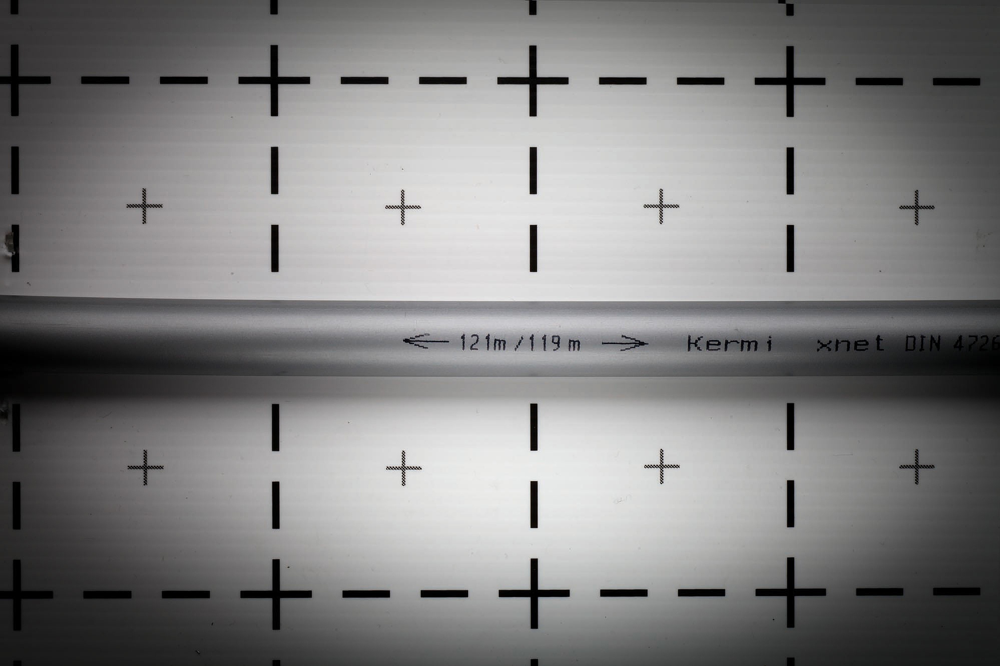 KERMI x-net 5-layer PE-Xc pipes have marks printed on them to indicate the remaining length and pipe length already used, thereby ensuring optimal utilisation of pipe coils.