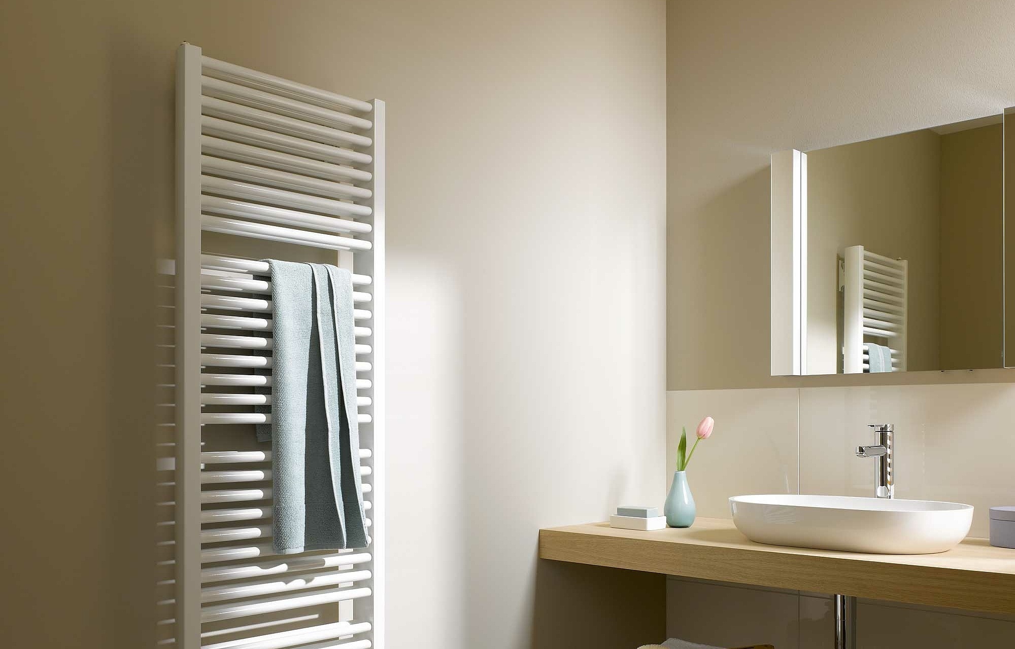 Le radiateur design et de salle de bain Duett de Kermi offre un large choix de dimensions ainsi que de nombreuses possibilités d’agencement de coloris.