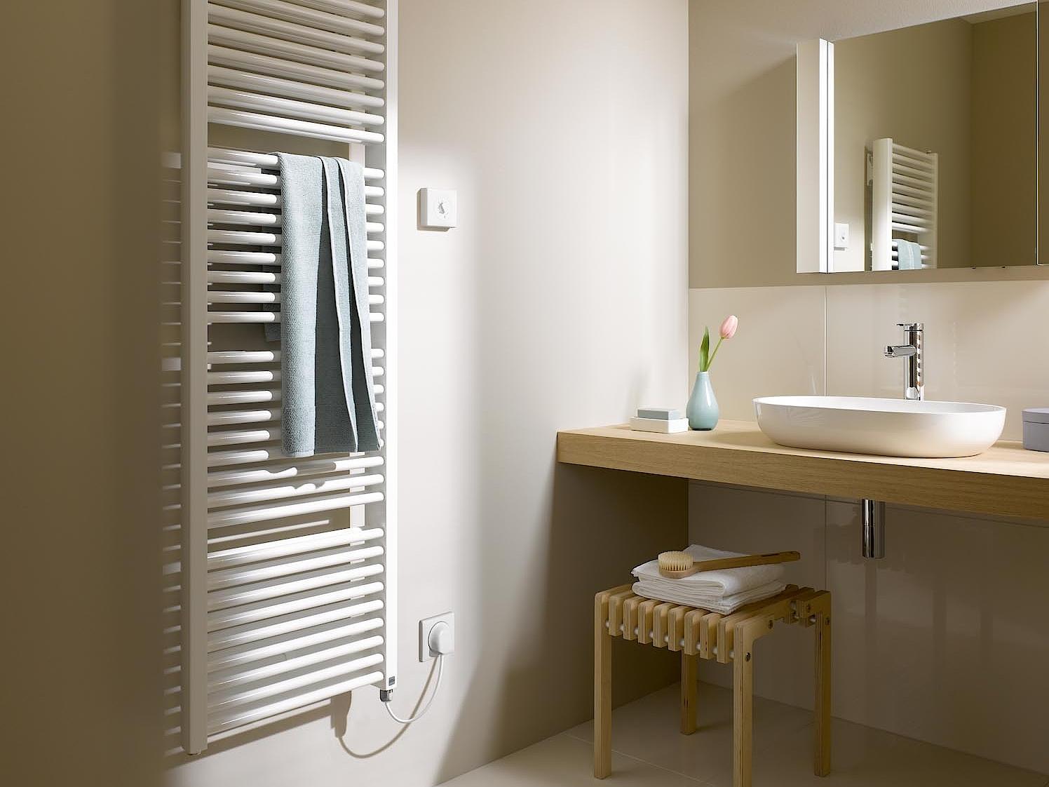 Il radiatore da bagno e di design Kermi Duett è disponibile anche come radiatore elettrico.