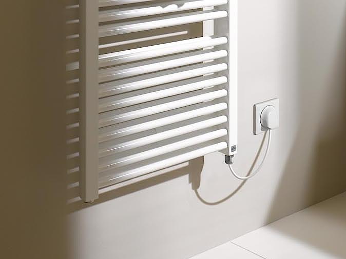 Il radiatore da bagno e di design Kermi Duett è disponibile anche come radiatore elettrico.