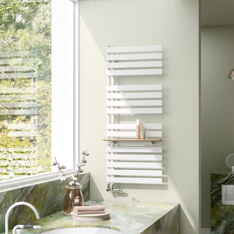 KERMI Credo Half flat dizaino radiatoriai ir rankšluosčių džiovintuvai – atviri šonuose, su plokščiais skersiniais vamzdžiais.