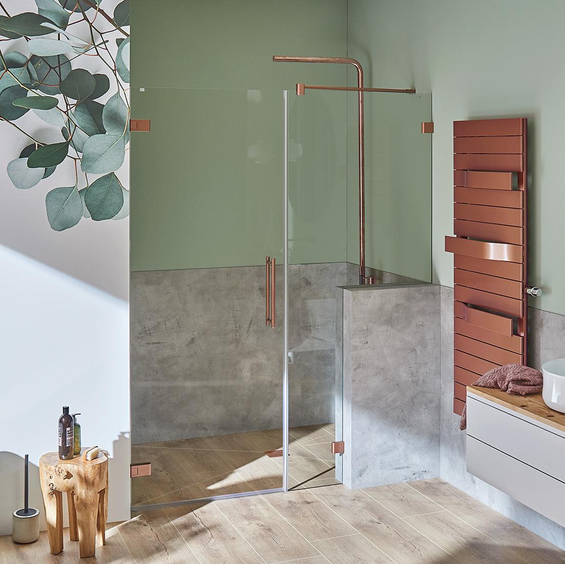 Paroi de douche à charnière Kermi avec porte pivotante MENA à 1 vantail et élément fixe avec découpe sur mur saillant en Classic Copper via KermiEXTRA