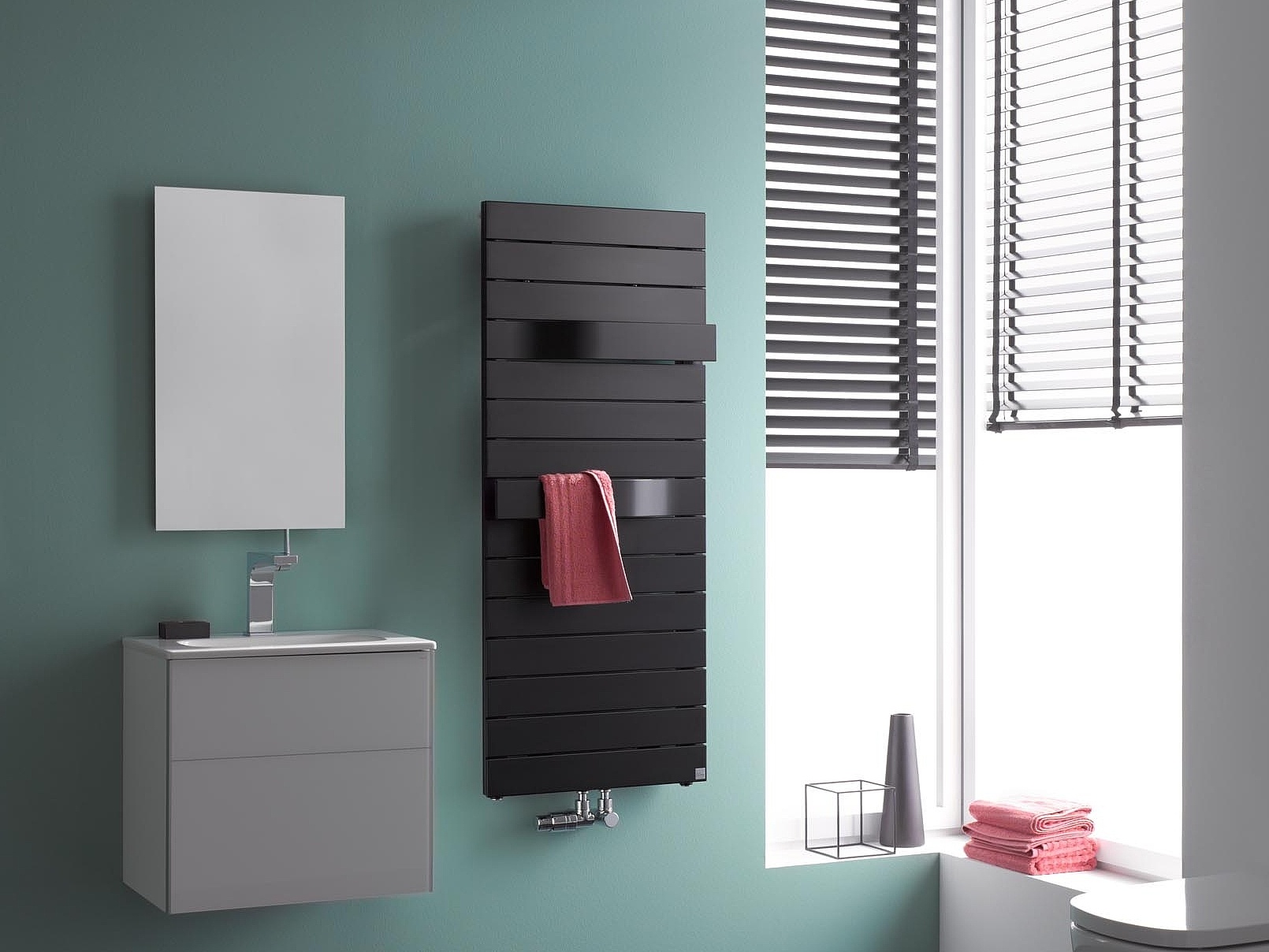 Designové a koupelnové otopné těleso Kermi Tabeo je k dostání také v černé barvě.