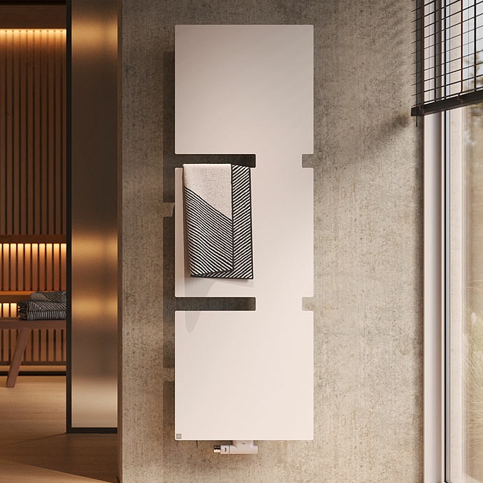 Bad- und Wohnheizkörper Tano mit drei Elementen und Handtuch in der Farbe weiß im Badezimmer