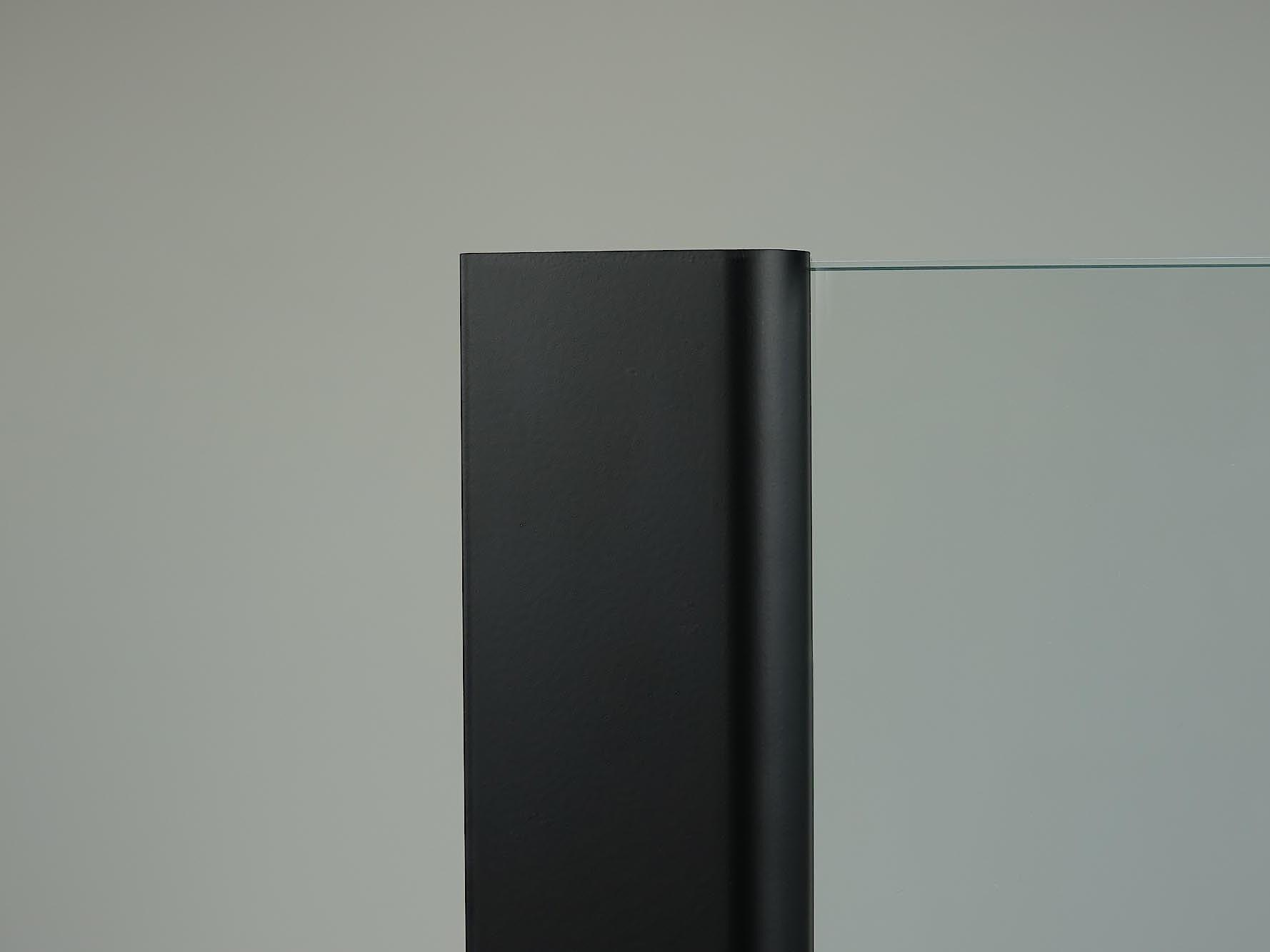 Kabina prysznicowa Kermi, powierzchnia profilu ściennego w kolorze czarnym Soft RAL 9005