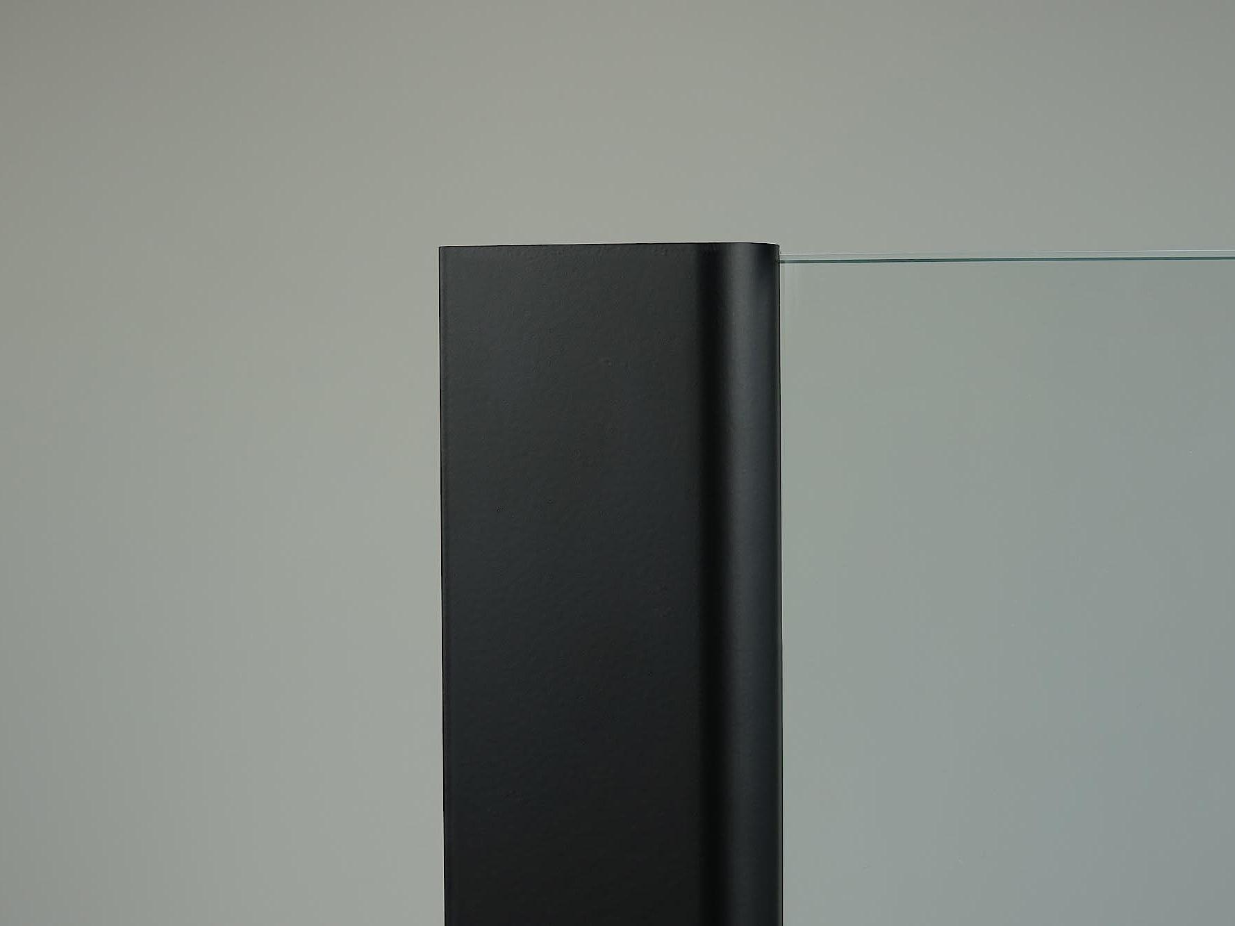Kabina prysznicowa Kermi, powierzchnia profilu ściennego w kolorze czarnym Soft RAL 9005