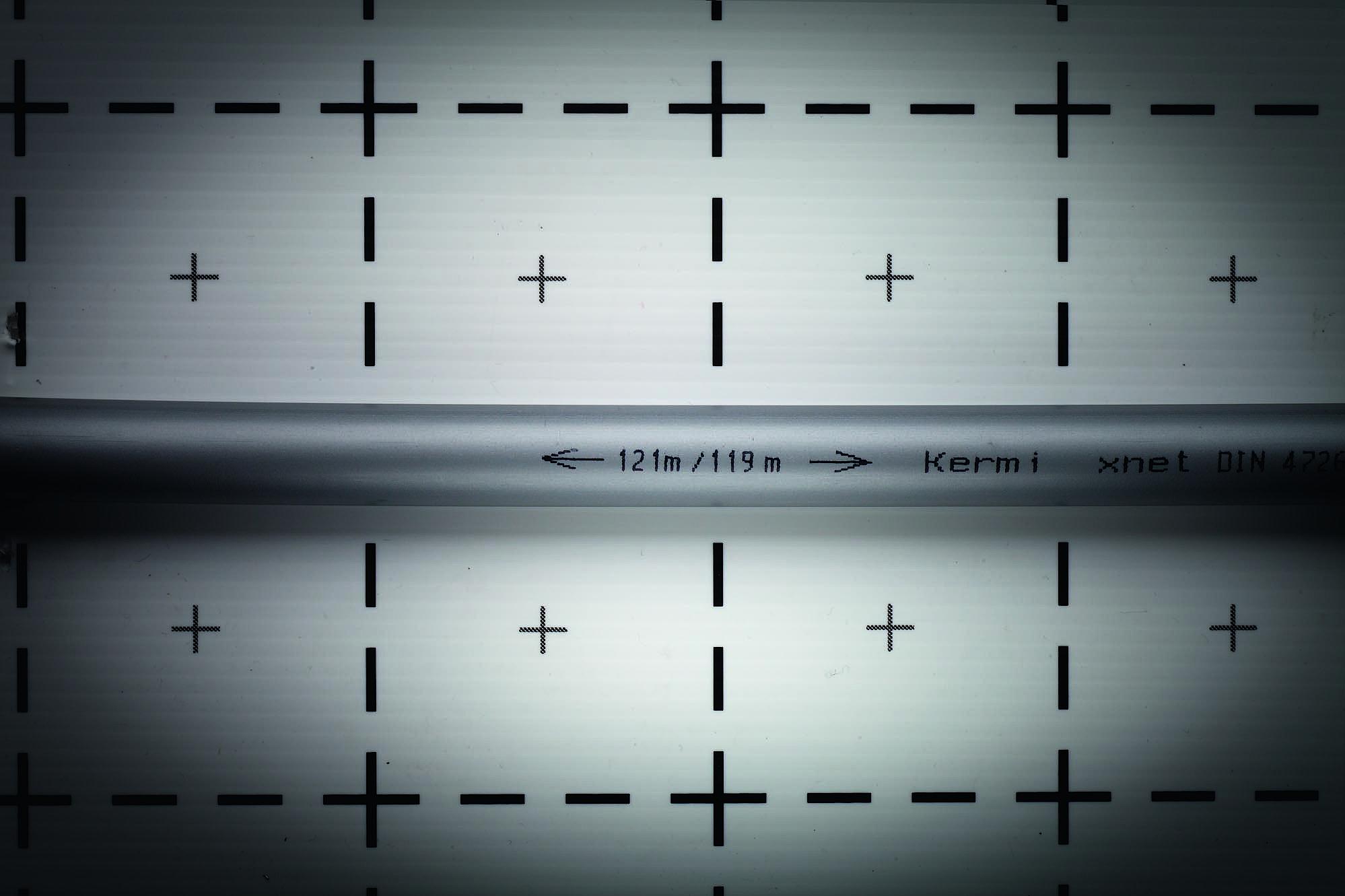 Kermi x-net 5 slāņu PE-Xc uzdruka uz caurules ar norādītu atlikušo un jau izlietoto garumu, lai optimālu izmantotu cauruļu rituļus.