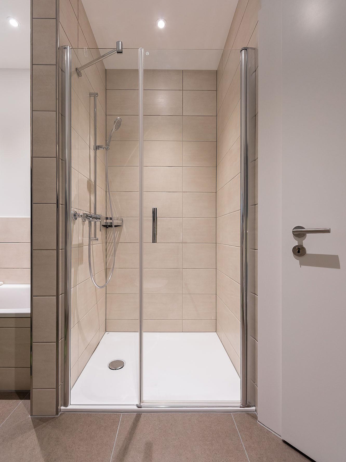 Projet de référence Kermi Weggis, Suisse, modernisation de salle de bains avec solution pour niche PEGA