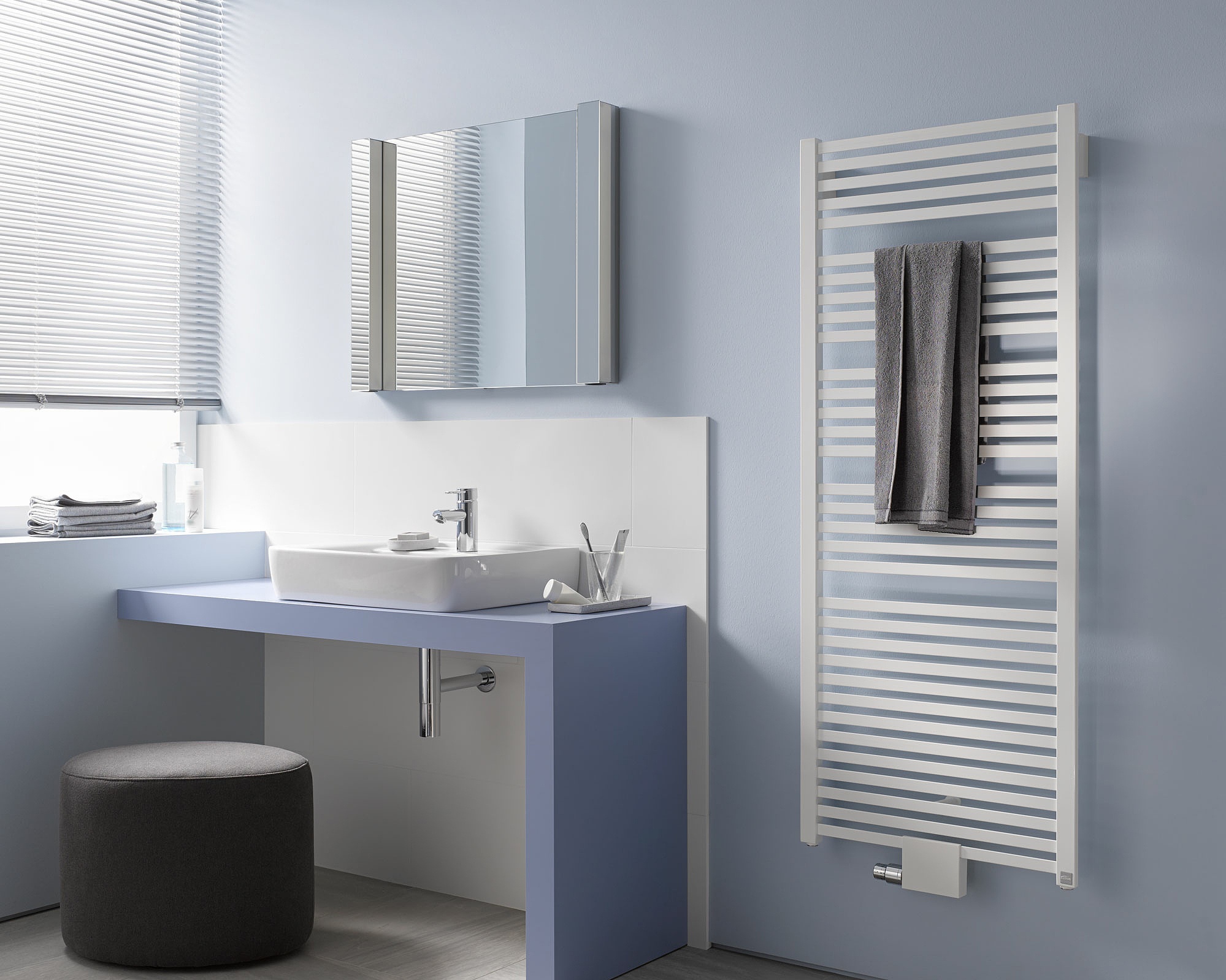 Il radiatore da bagno e di design Kermi Geneo quadris offre molta flessibilità nella progettazione e nell'installazione.