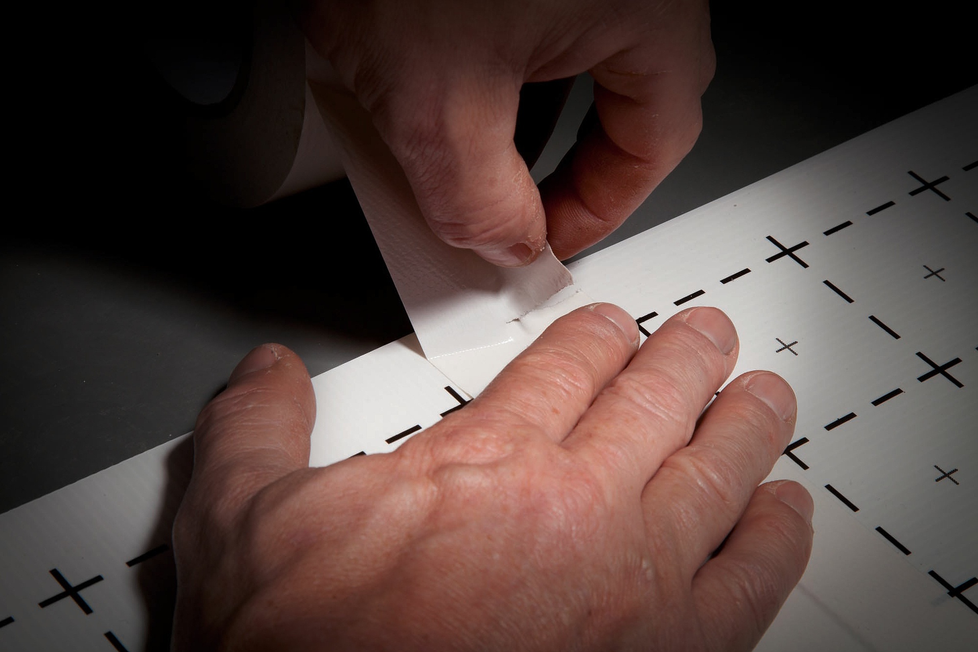 The KERMI x-net C16 clip tape can be easily torn off by hand.