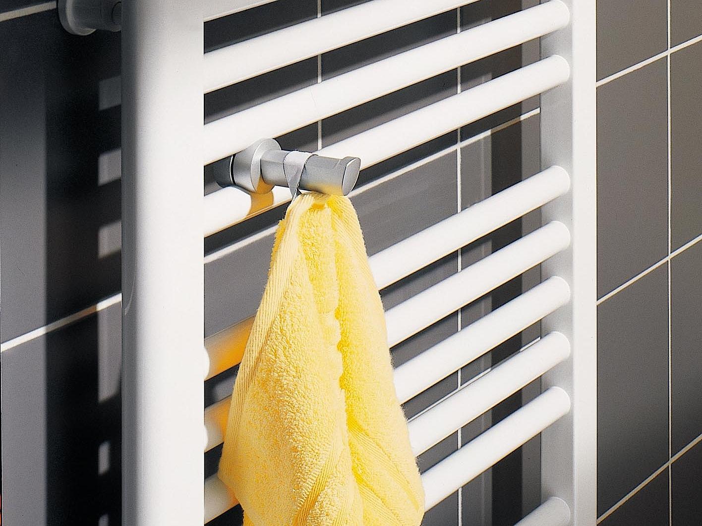 Дизайн-радиаторы и полотенцесушители Kermi Basic-50 – крючок для полотенца, окрашенный под алюминий или хромированный.