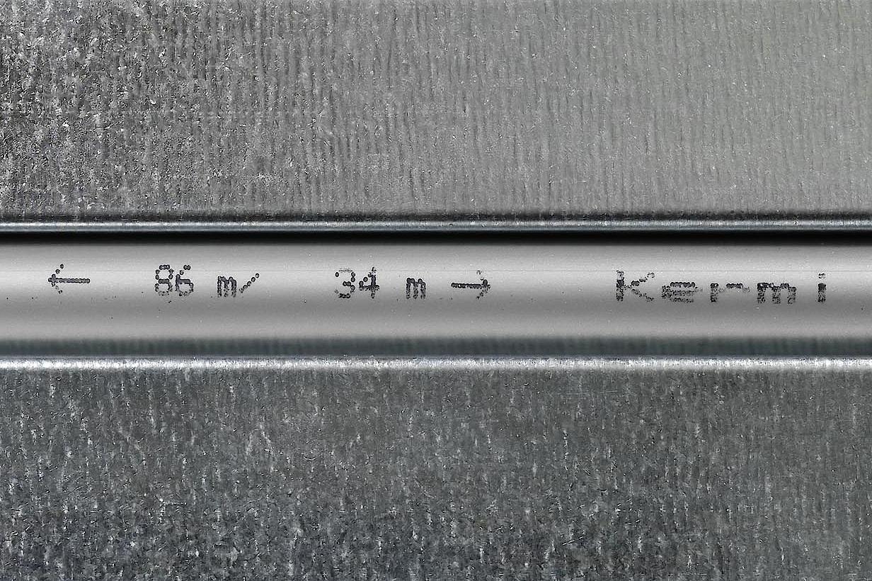 Kermi x-net 5 slāņu PE-Xc uzdruka uz caurules ar norādītu atlikušo un jau izlietoto garumu, lai optimālu izmantotu cauruļu rituļus.
