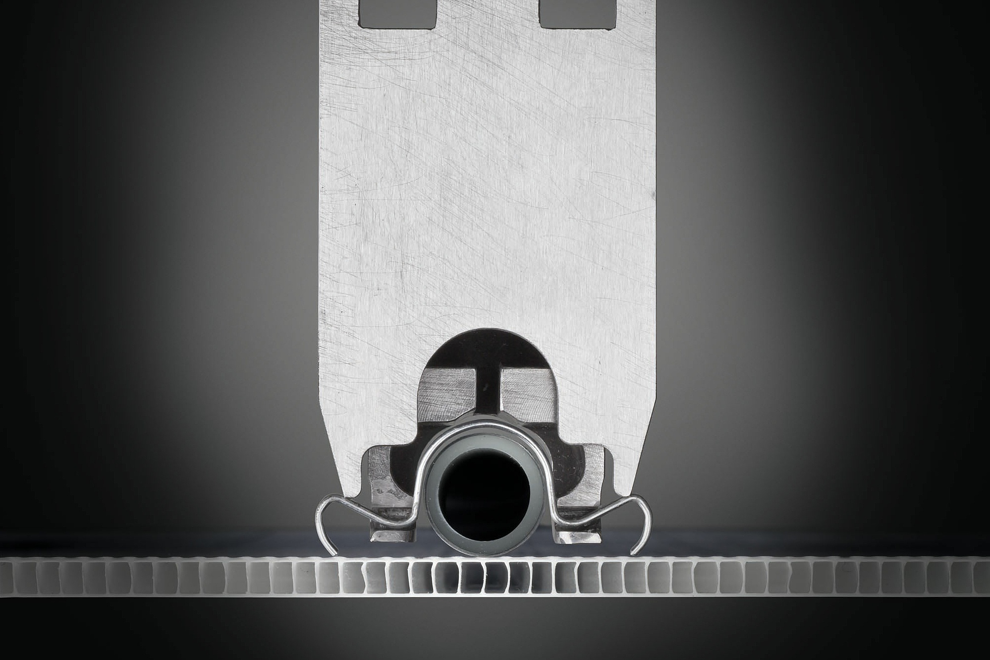 The clip is shaped using the KERMI x-net C16 clip former, which ensures that the clip is securely anchored.