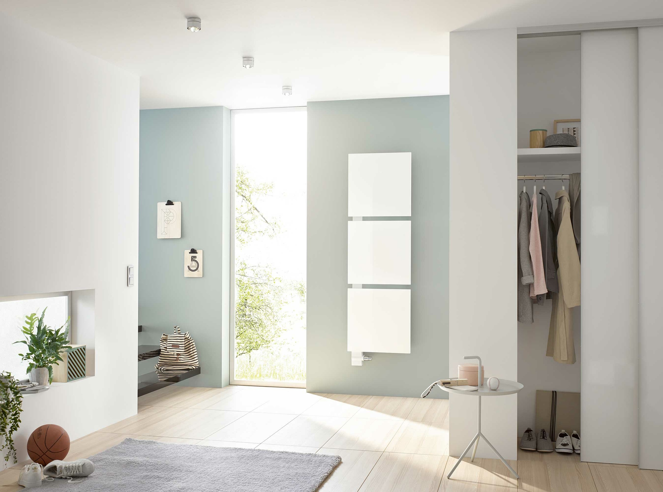 „Kermi Signo“ vonios džiovintuvai ir gyvenamųjų patalpų radiatoriai sujungia reprezentatyvų dizainą su aukštu šiluminiu komfortu, o jo kvadrato formos šildymo paviršiai suteikia akcentą kiekvienai patalpai.