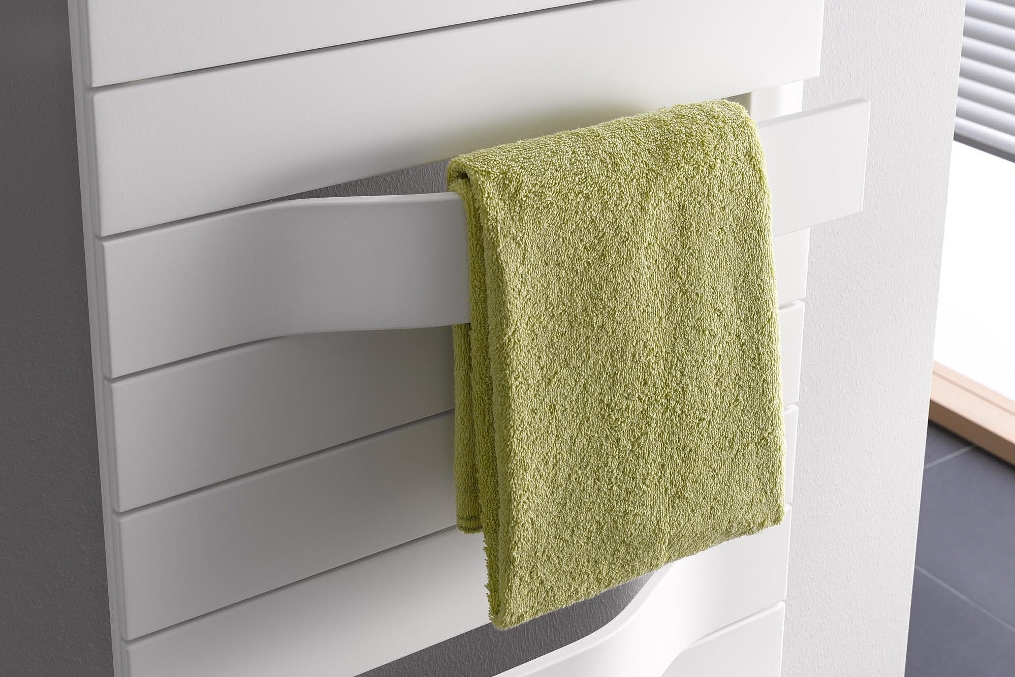 KERMI Tabeo Design- und Badheizkörper mit dynamisch aus der Fläche heraustretenden Handtuchbügeln.