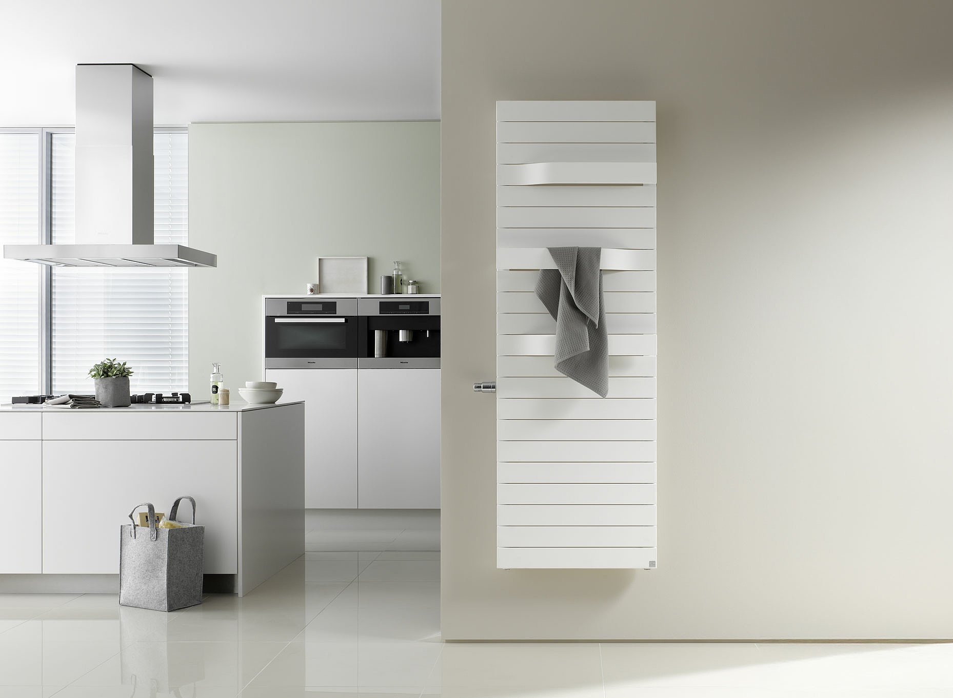 Radiatore da bagno e di design KERMI Tabeo con una forma chiara e giunti caratteristici.