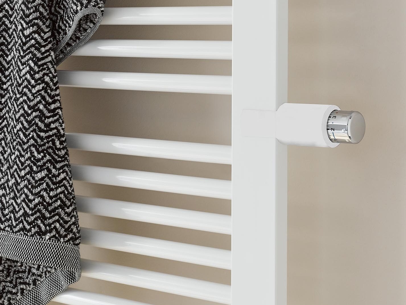 Kermi Credo plus dizaina un vannasistabas sildelementa perfekti integrētā termostata galviņa ir piestiprināta pareizajā augstumā, pa vidu sildelementam.