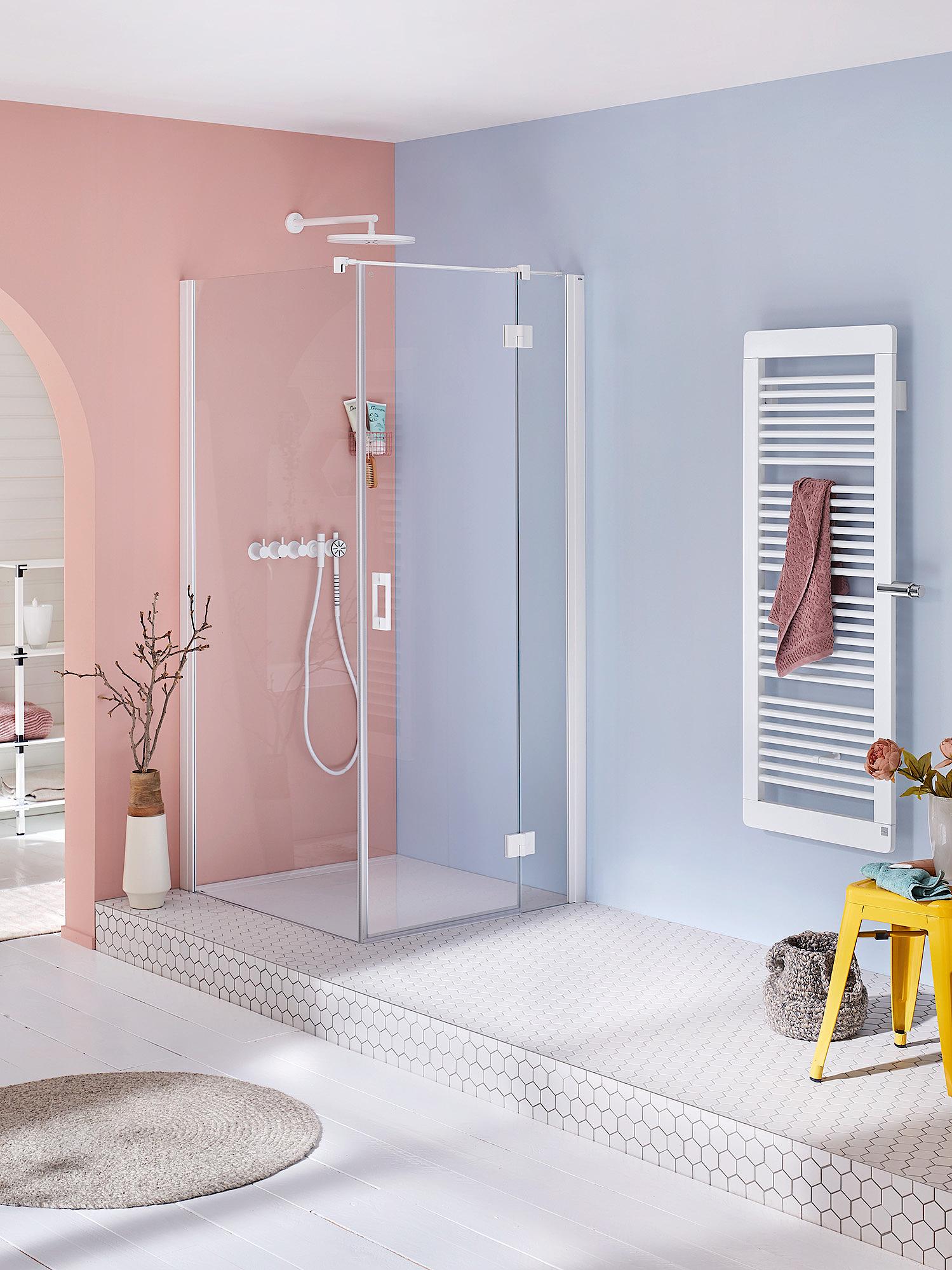 Box doccia con profilo Kermi LIGA porta basculante con pannello fisso con profilo a parete bianco