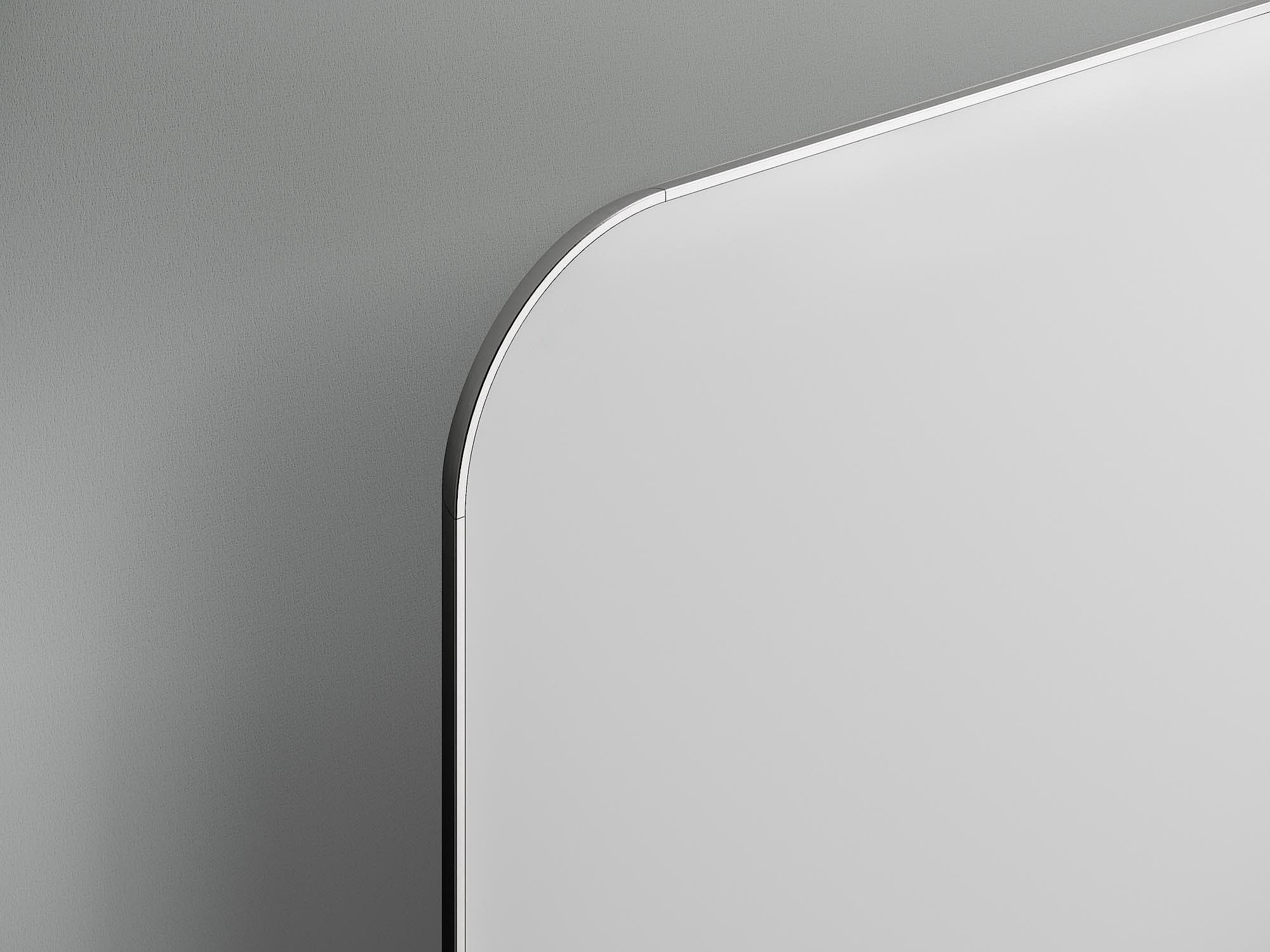 Дизайн-радіатори та сушарки для рушників Kermi Elveo з передньою панеллю з білого скла й алюмінієвою рамою.