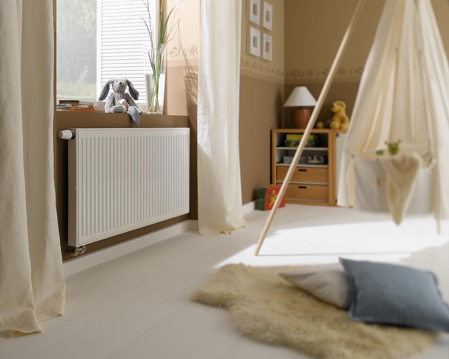 Kermi therm-x2 Profil-V radiators ar iepriekš noregulētu termovārstu.