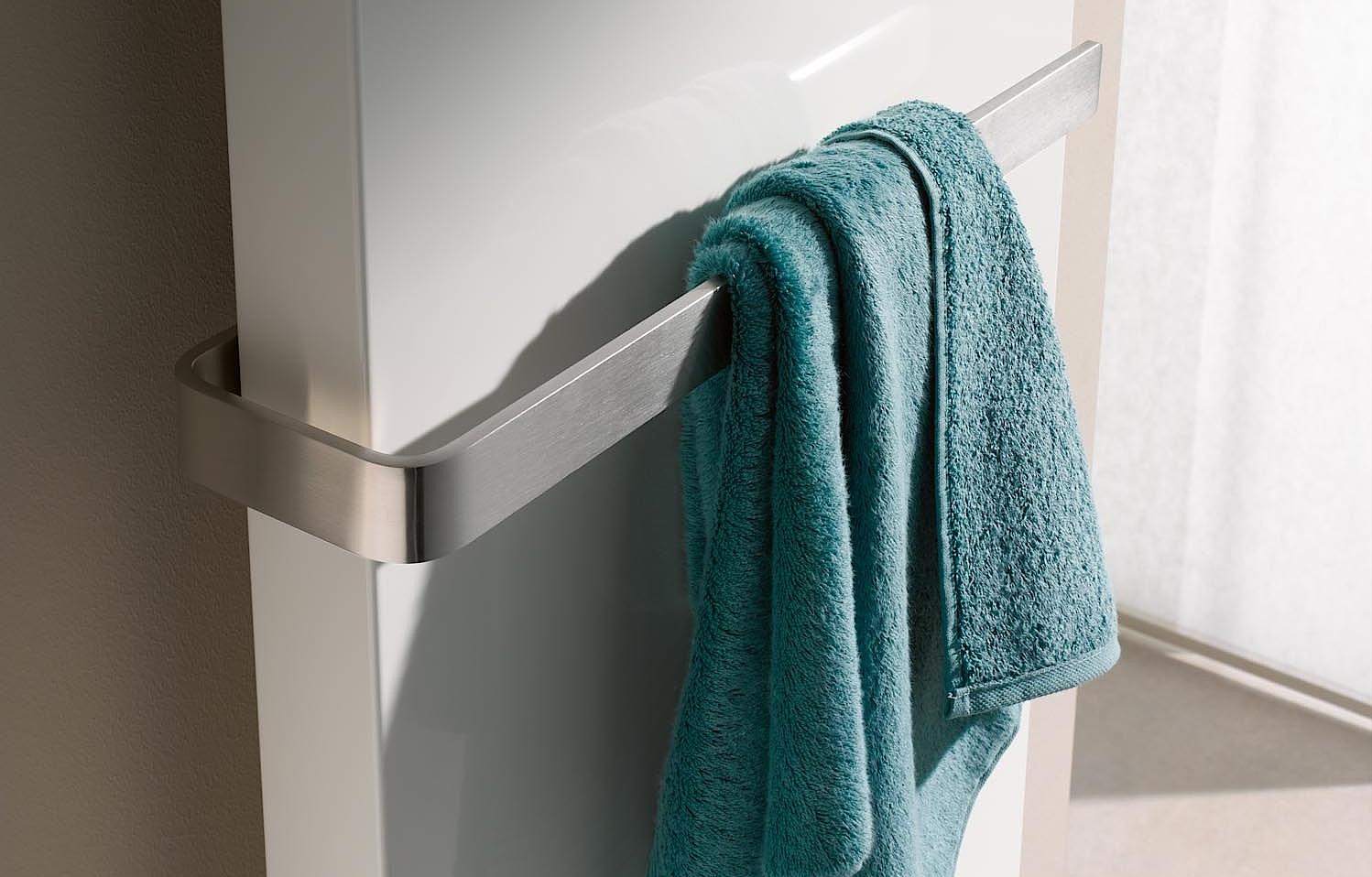 Con il radiatore da bagno e di design Kermi Rubeo la staffa per asciugamani acciaio inox può essere montata a qualsiasi altezza.