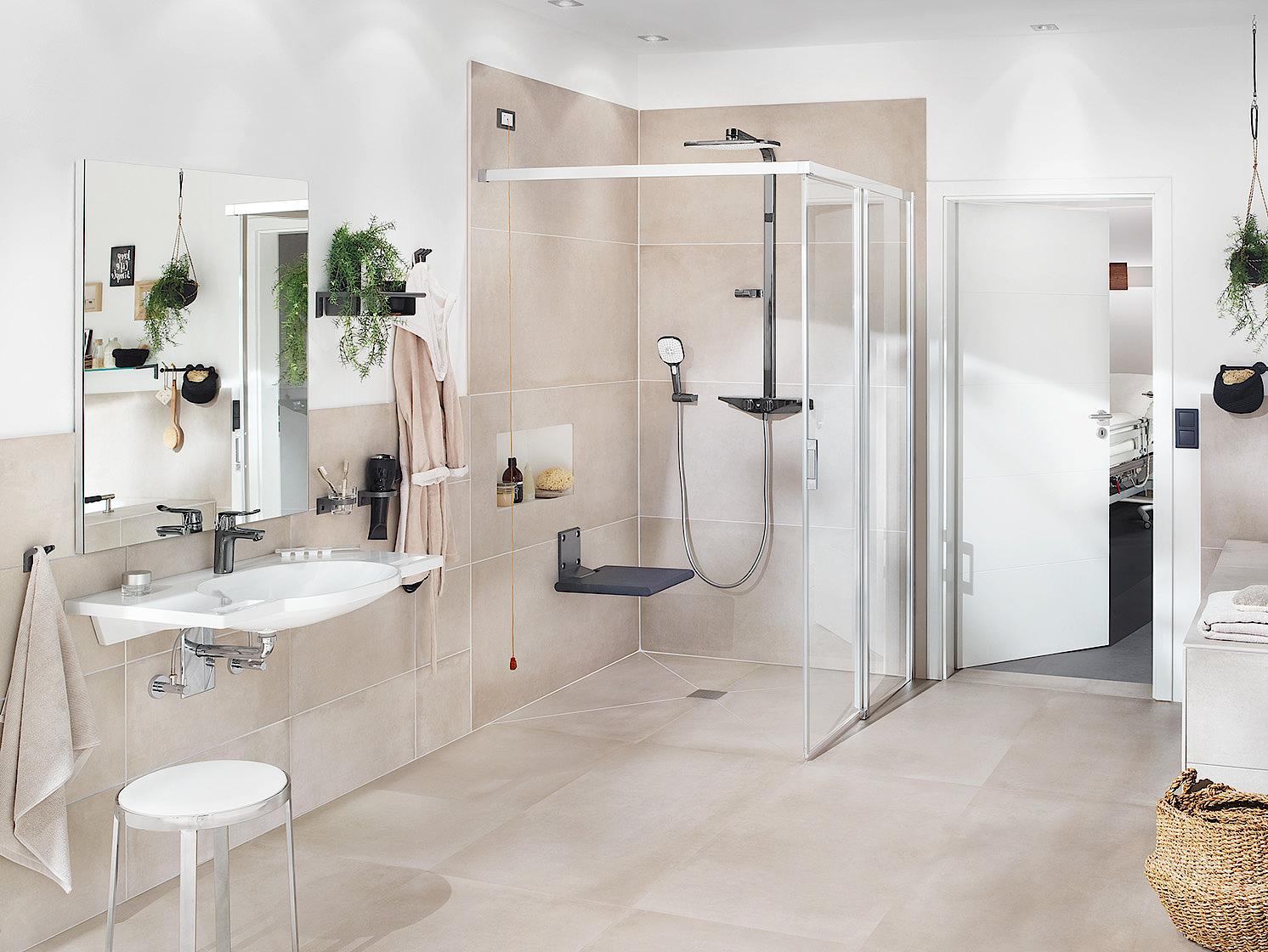 Soluzione bagno senza barriere Kermi con box doccia con profilo LIGA 