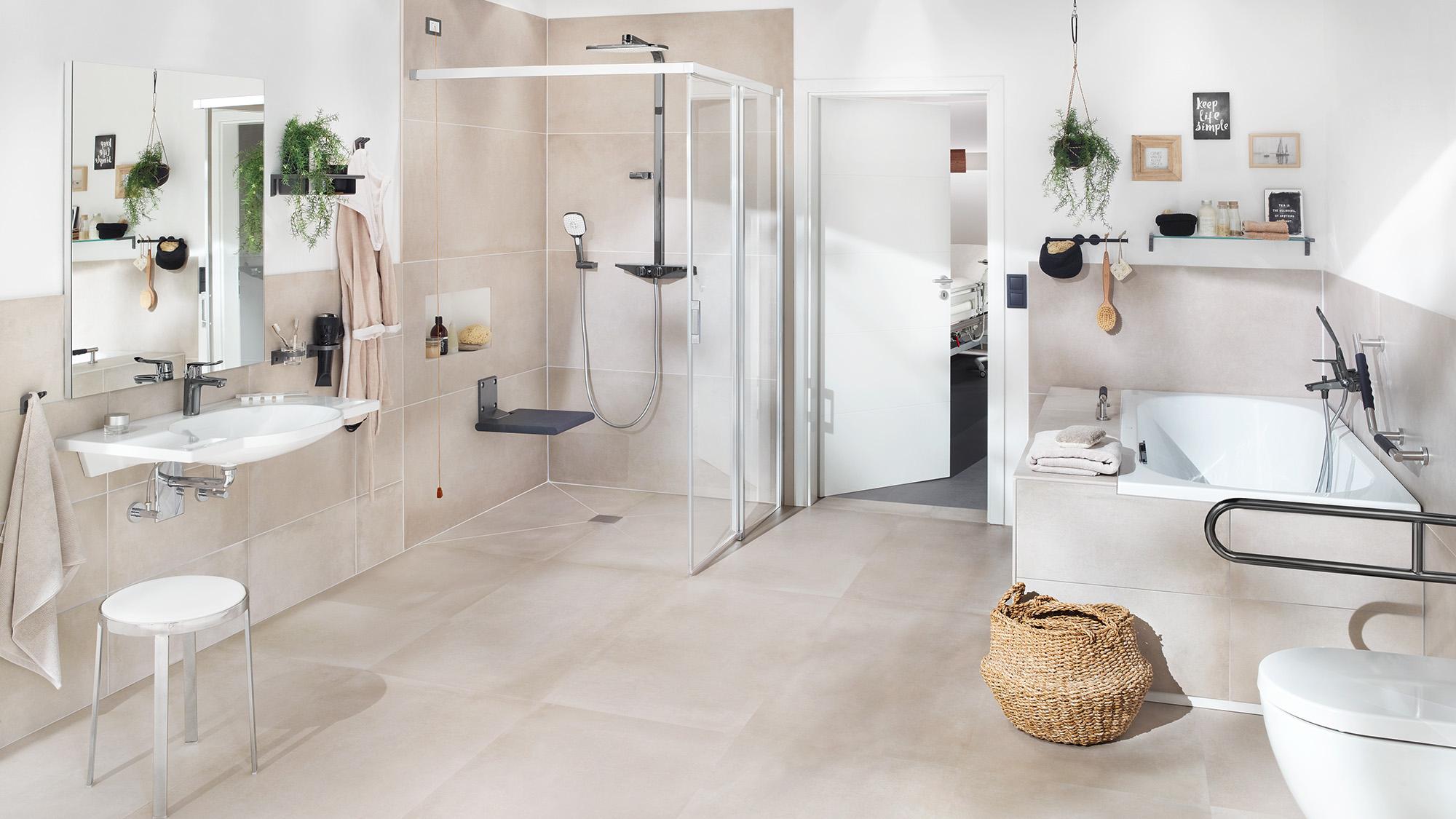 Soluzione bagno senza barriere Kermi con box doccia con profilo LIGA 