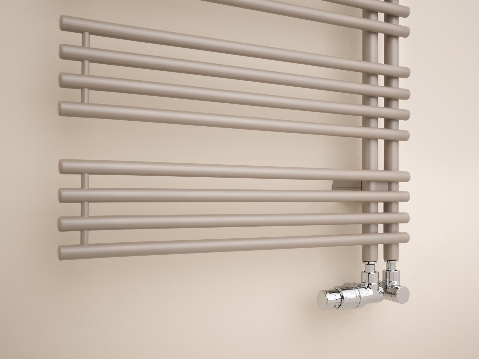 Radiatore da bagno e di design Kermi Diveo con collegamento centrale da 50 mm o collegamento laterale.