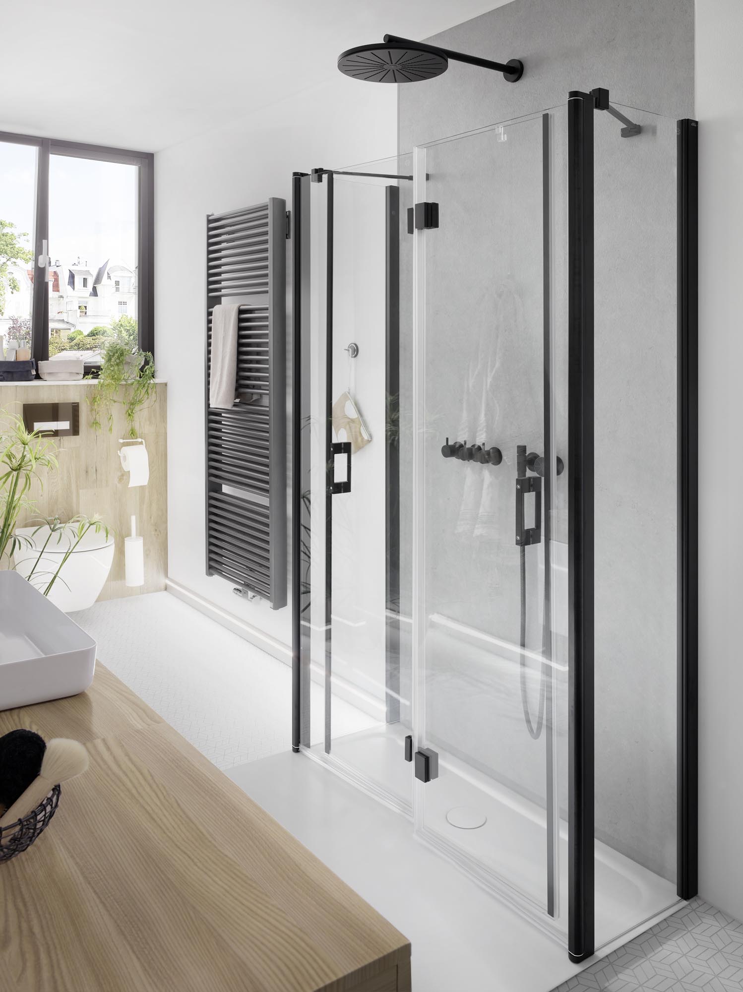Paroi de douche à profilé Kermi avec portes pivotantes repliables LIGA et montage en U noire repliée