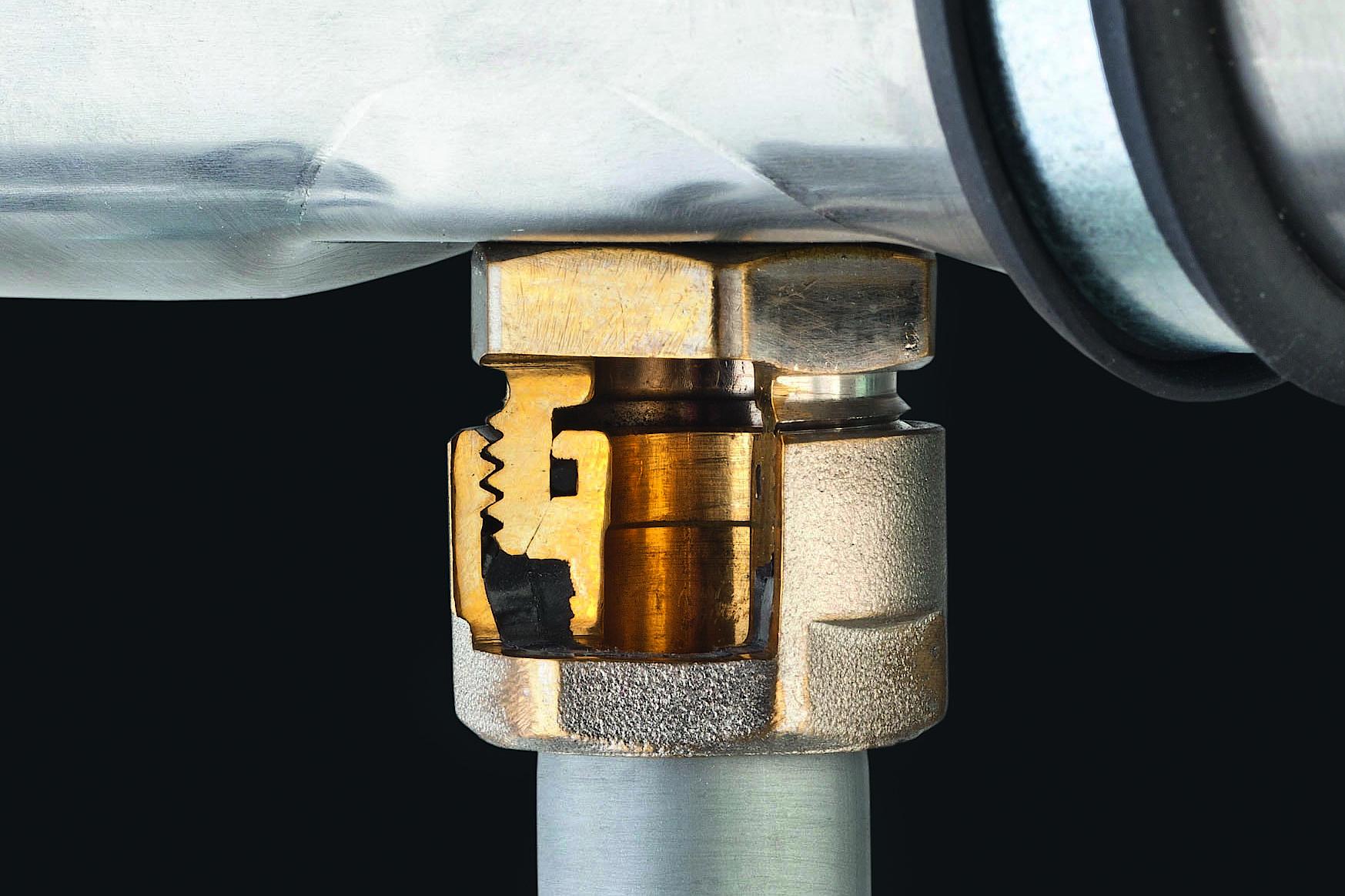 Промислове поверхневе опалення x-net C14: прокладка труб із системою та розподільником інфрачервоного опалення.