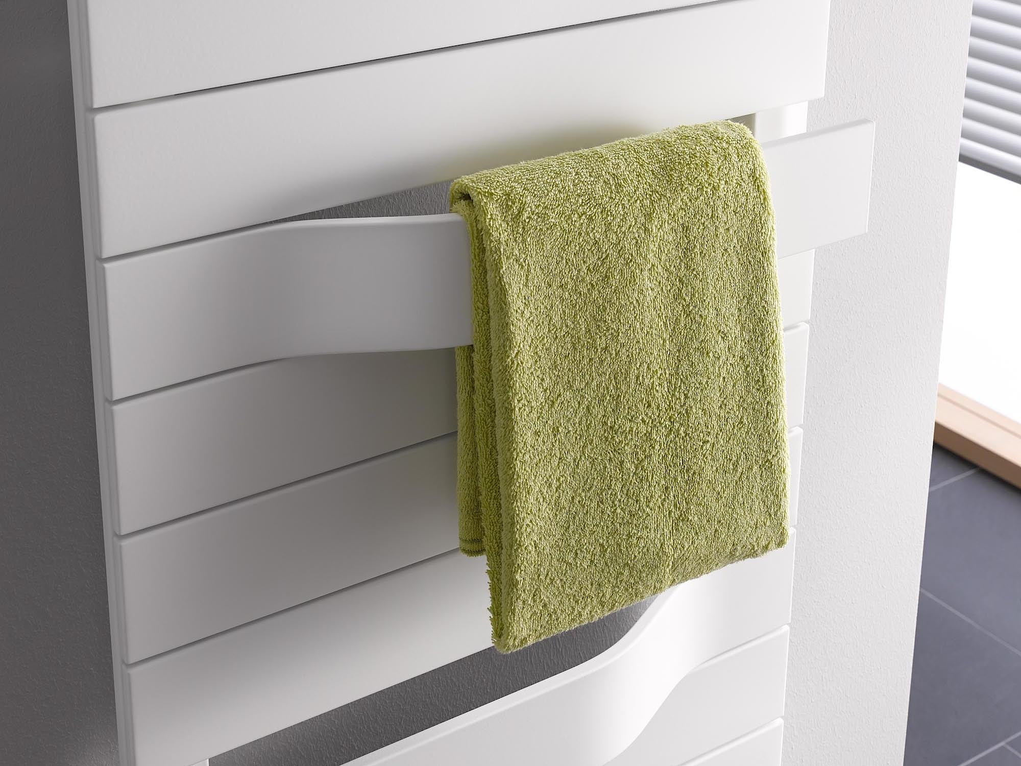 Kermi Tabeo dizaino radiatoriai - rankšluosčių džiovintuvai su dinamiškai iš paviršiaus iškylančiomis rankšluosčių kabyklomis.