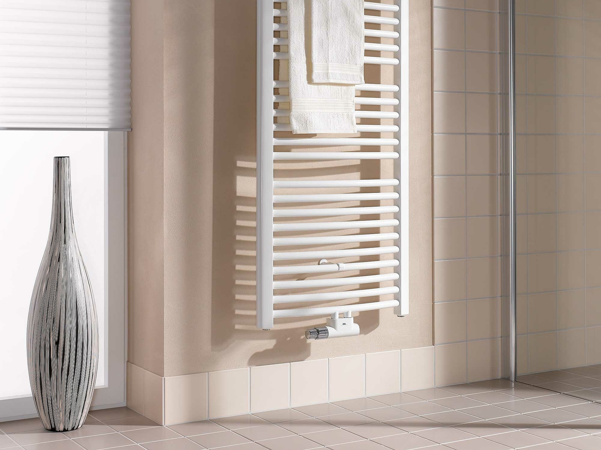 Kermi Basic-50 R design and bathroom radiators – the Basic-50 version with a gentle curve.