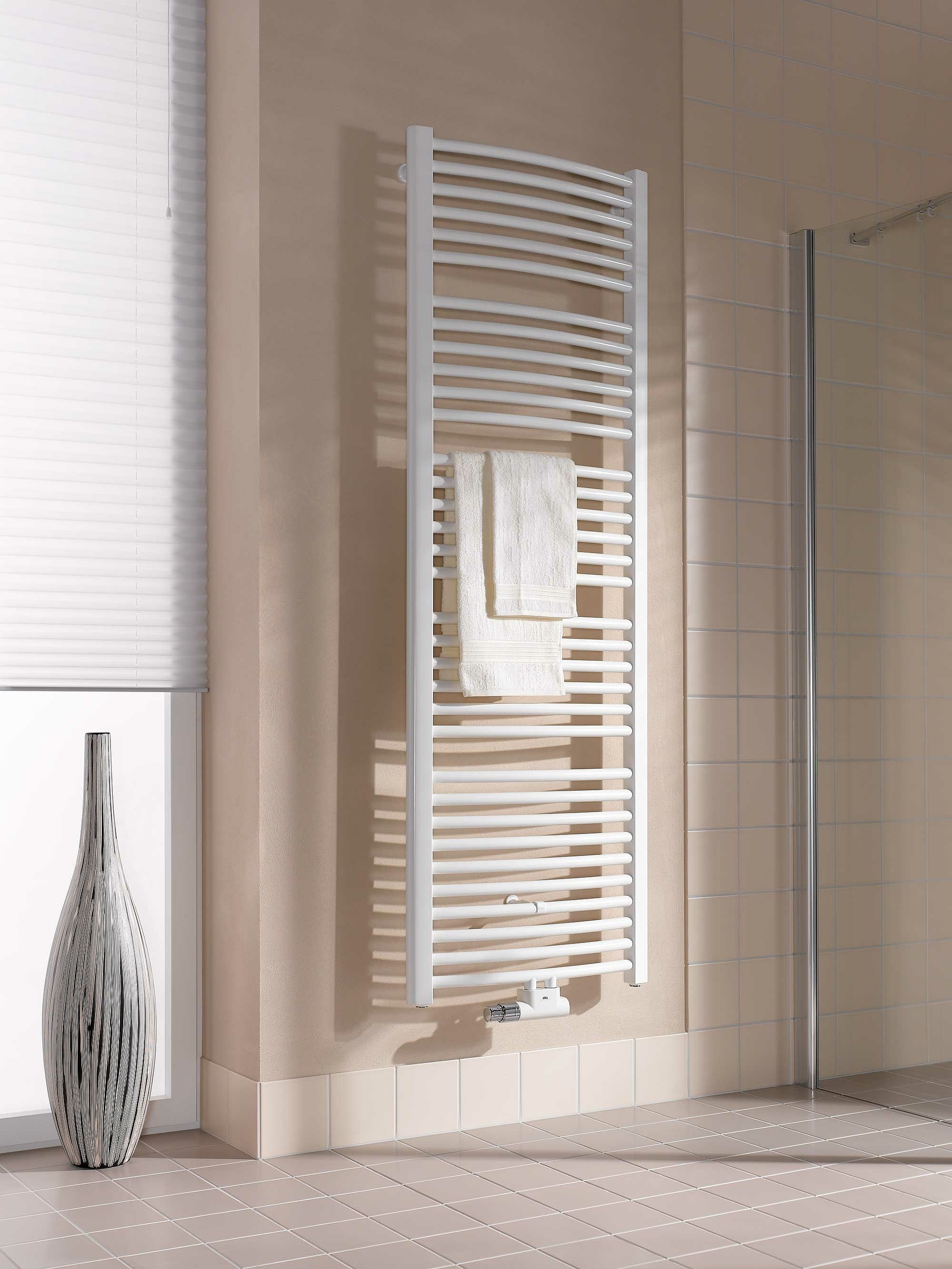 Kermi Basic-50 R design and bathroom radiators – the Basic-50 version with a gentle curve.