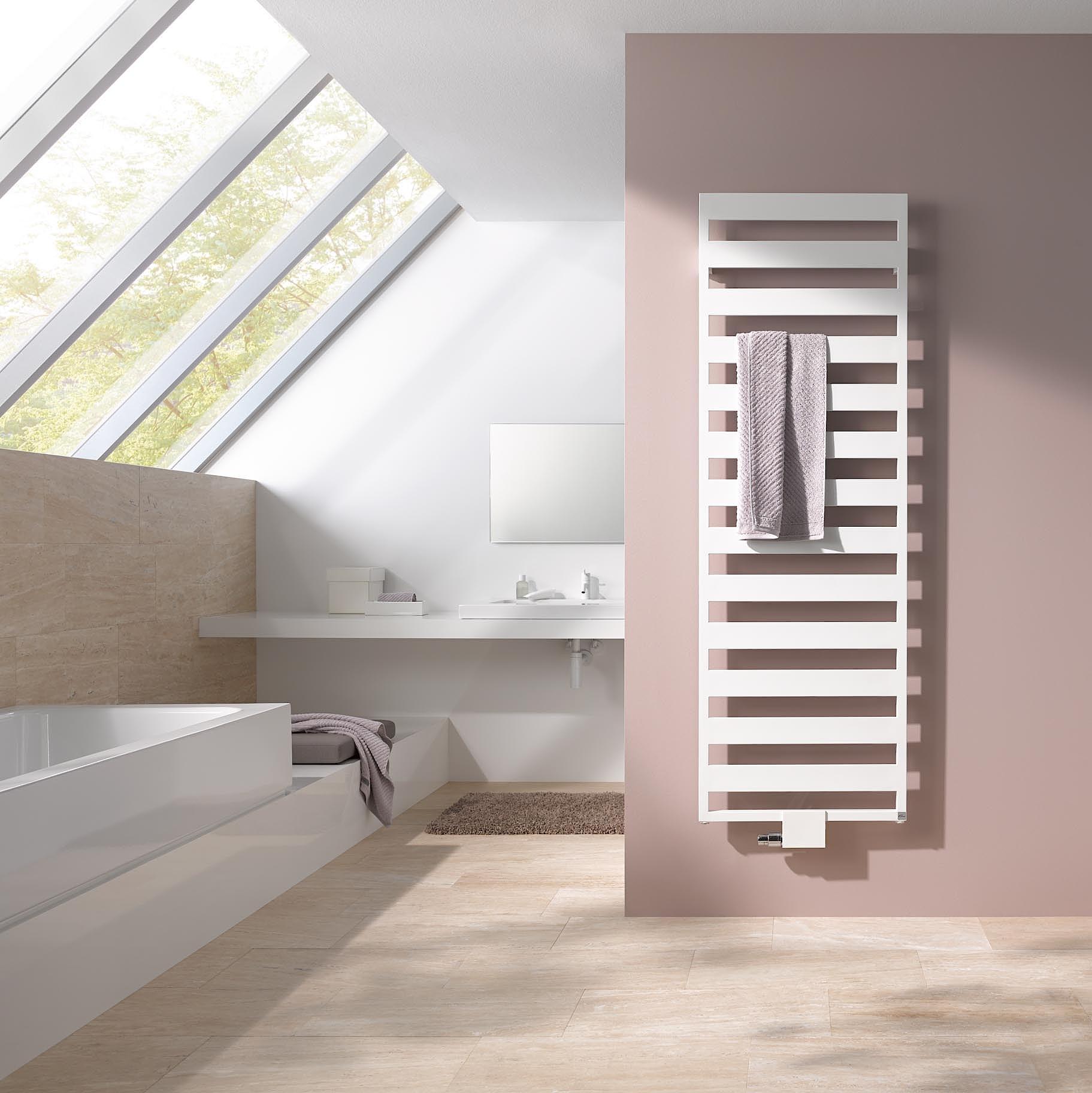Le radiateur design et de salle de bain Casteo de Kermi séduit avec sa symétrie et fait de la simplicité quelque chose de particulier.