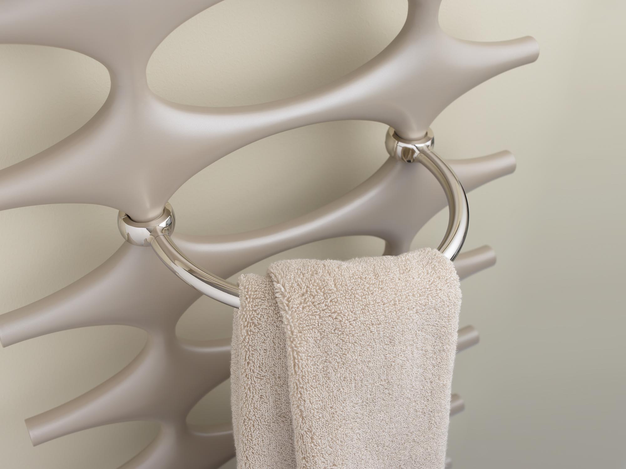 Radiatore da bagno e di design  Kermi Ideos anello per asciugamani.