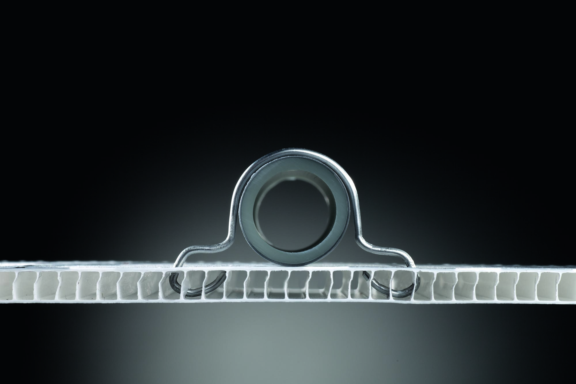 „Kermi x-net C16 clip“ plokštė yra tuščiavidurė, todėl labai patikimai ir tvirtai laikosi visoje jos struktūroje.